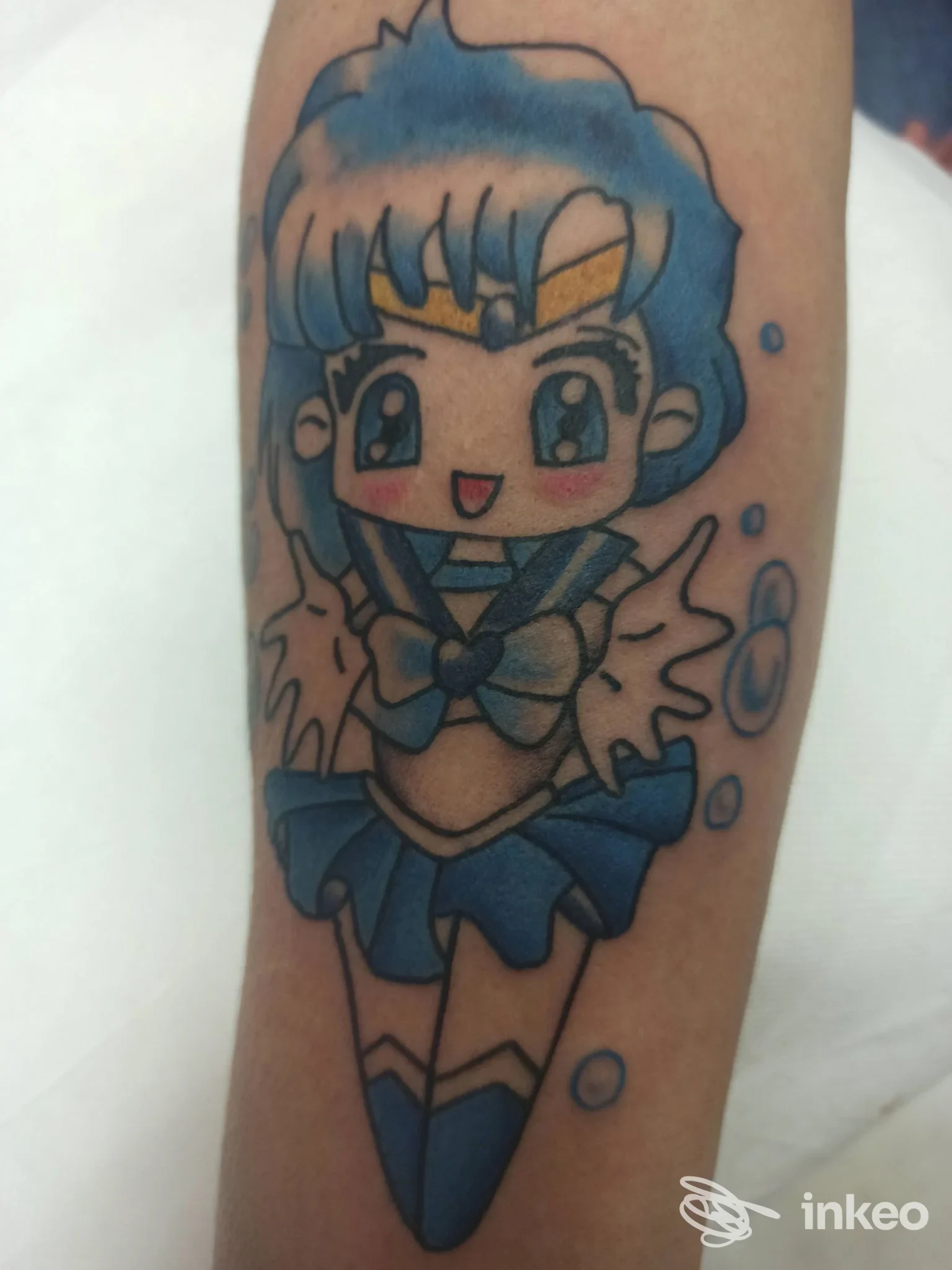 Tatuaggio colorato in stile chibi raffigurante Sailor Mercury sull'avambraccio, eseguito da Tattoo Piercing Simona Leo Tattoo a Massa.