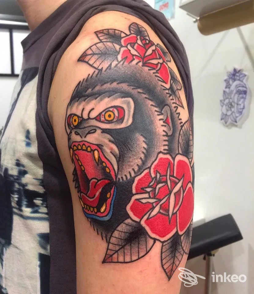 Tatuaggio tradizionale su braccio con testa di gorilla e rose, foto fornita da Teschio Nero Tattoo Shop, Pistoia.