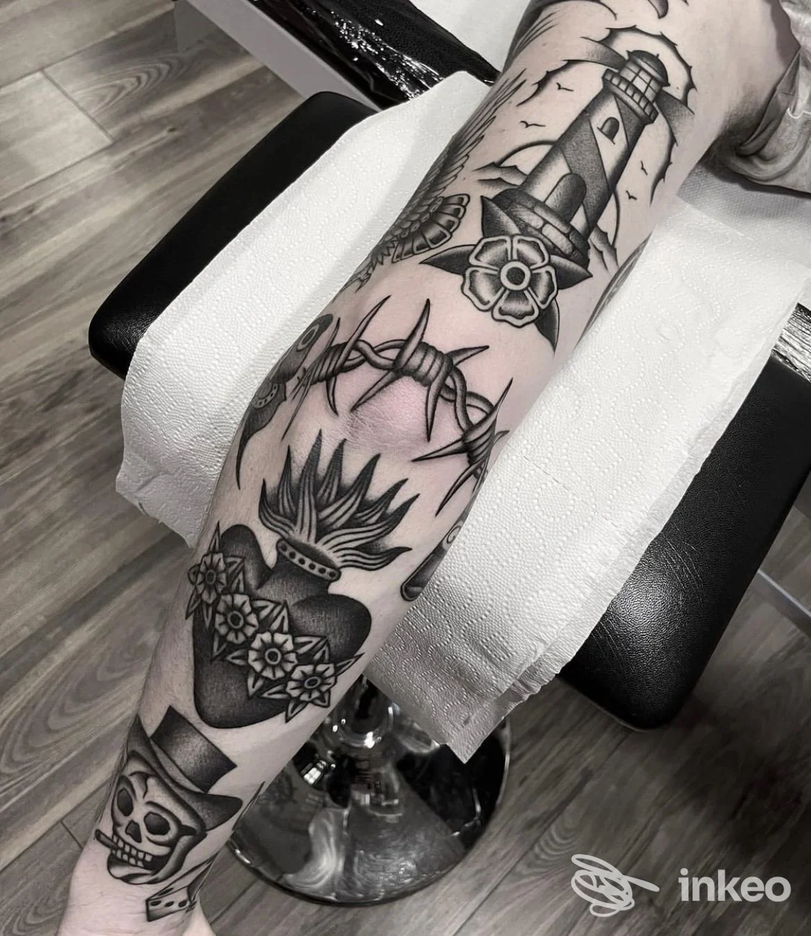 Avambraccio tatuato con soggetti tradizionali in bianco e nero. Tiger's Milk Tattooing, Forte dei Marmi.