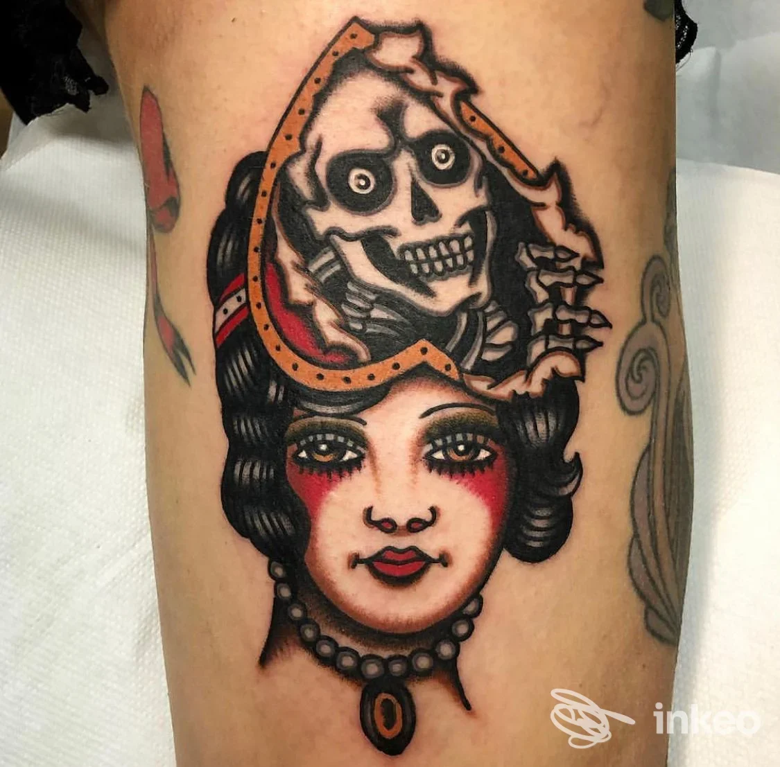 Tatuaggio colorato su coscia con ritratto femminile e teschio, immagine fornita da Tiger's Milk Tattooing a Forte dei Marmi.