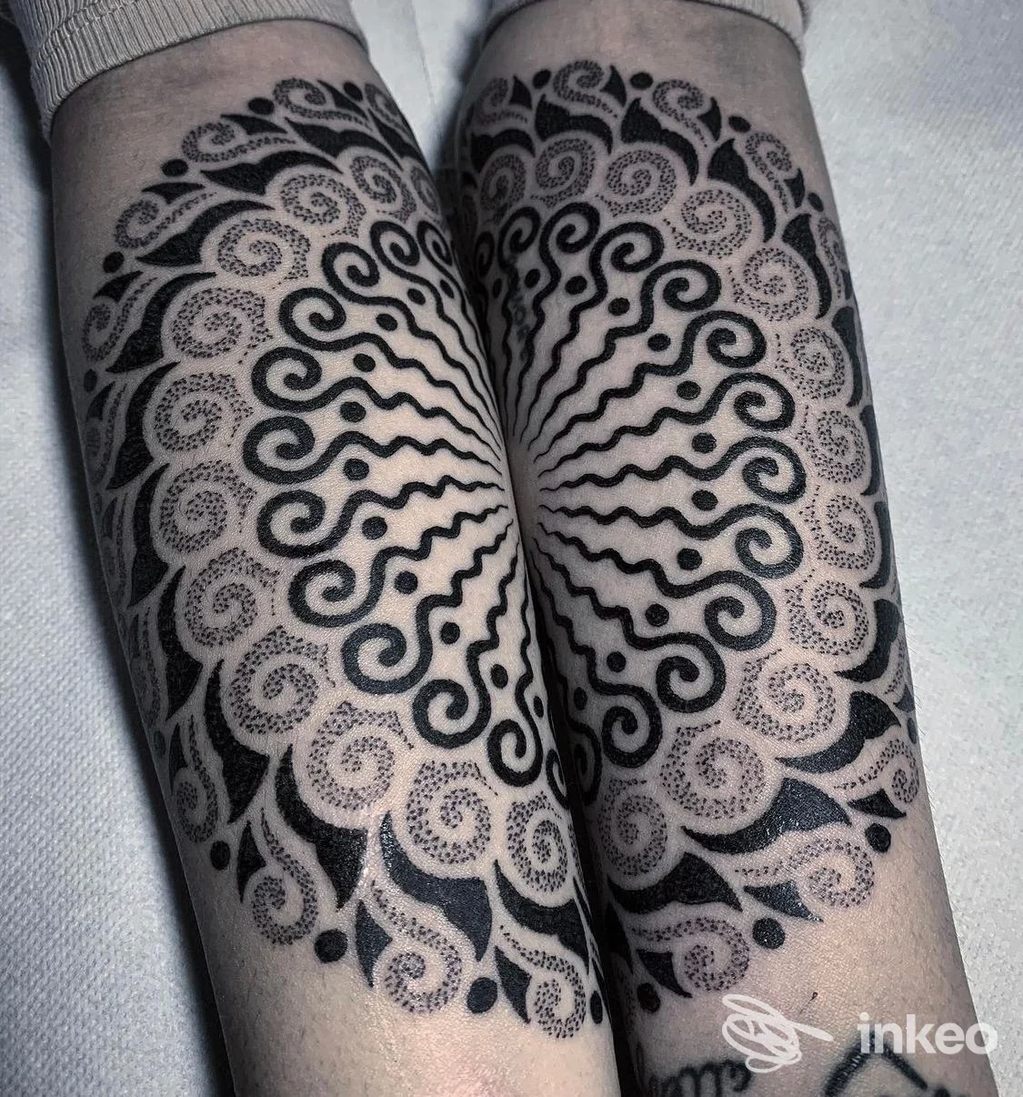 Tatuaggi ornamentali speculari in inchiostro nero sugli avambracci, Trick Tattoo, San Miniato.