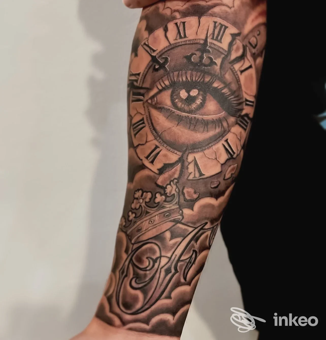 Tatuaggio in bianco e nero raffigurante un occhio e un orologio sull'avambraccio, True Love Tattoo & Piercing, Viareggio.