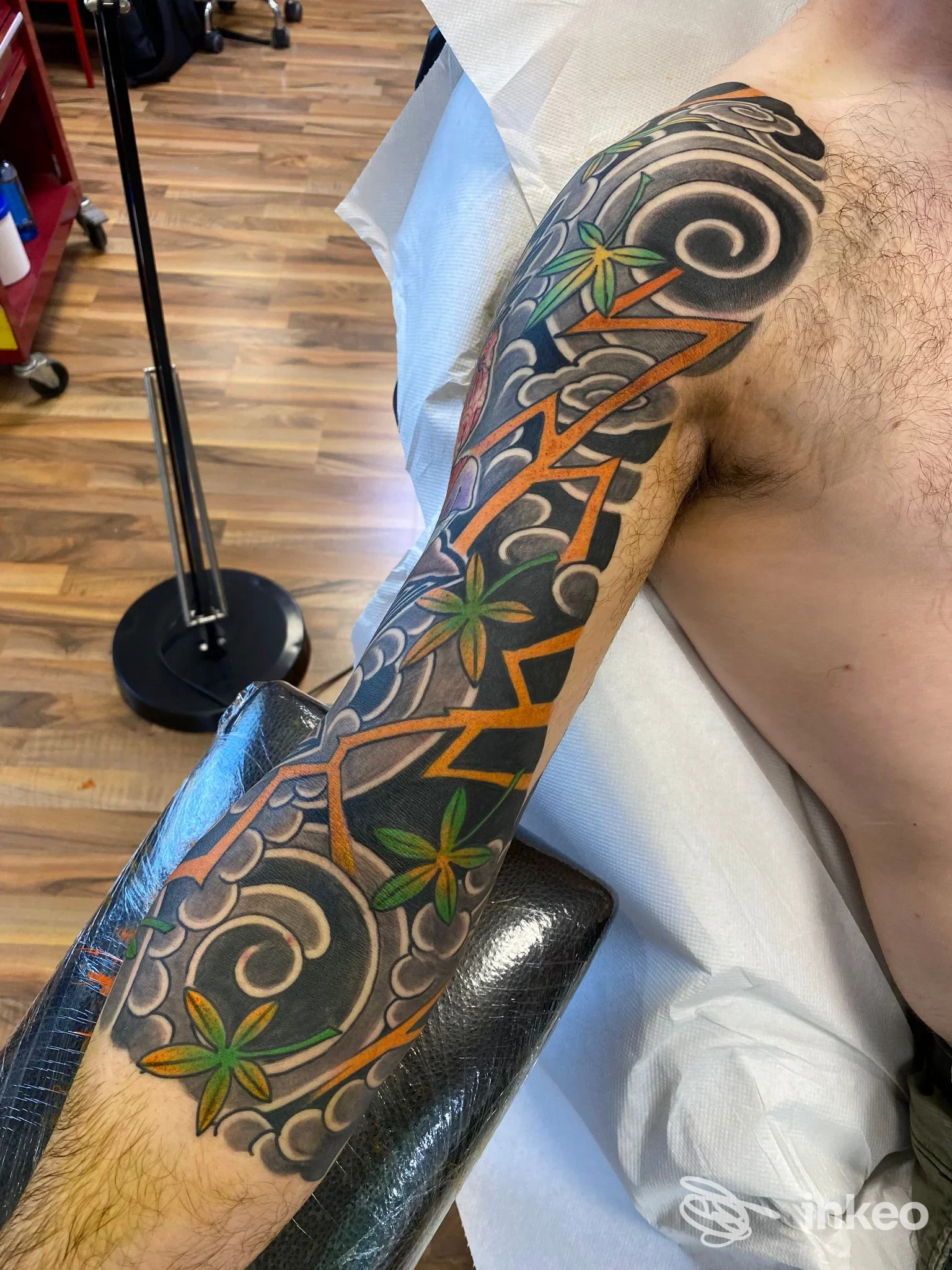 Manica tatuata a colori sul braccio destro, foto fornita da Tattooing With Love, Monsummano Terme.