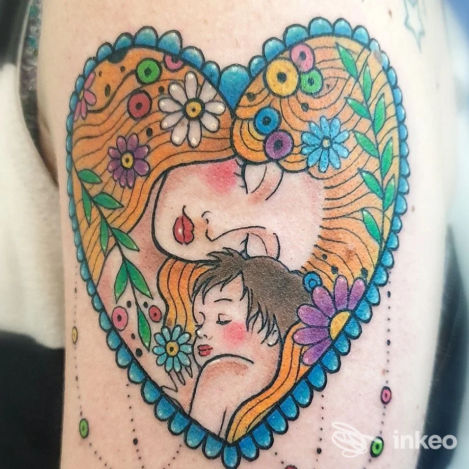 Tatuaggio colorato a forma di cuore con madre e bambino su braccio, Velvet Tattoo Cecina.