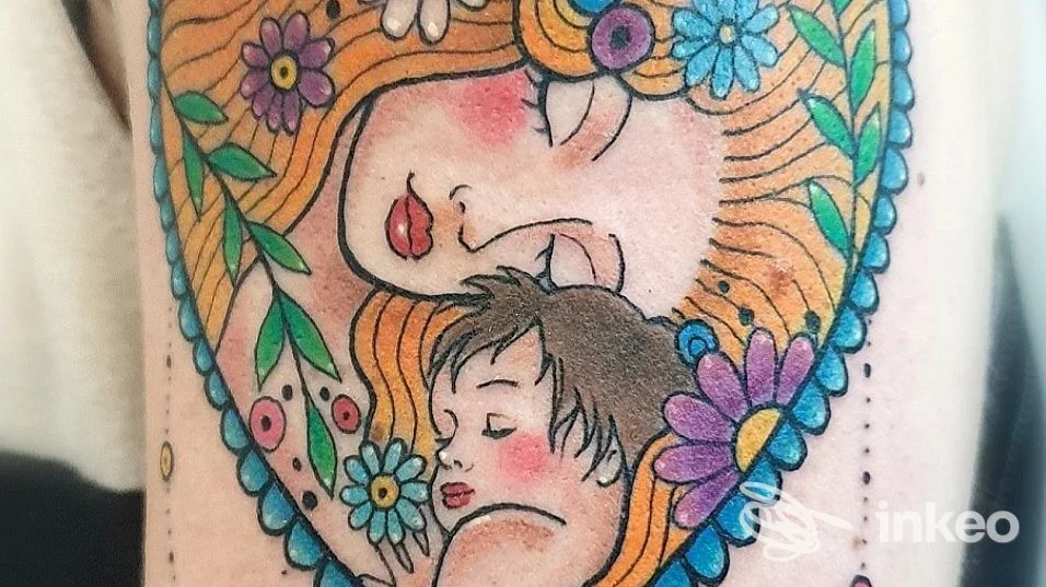 Tatuaggio colorato su avambraccio con donna e bambino tra fiori — Velvet Tattoo, Cecina.