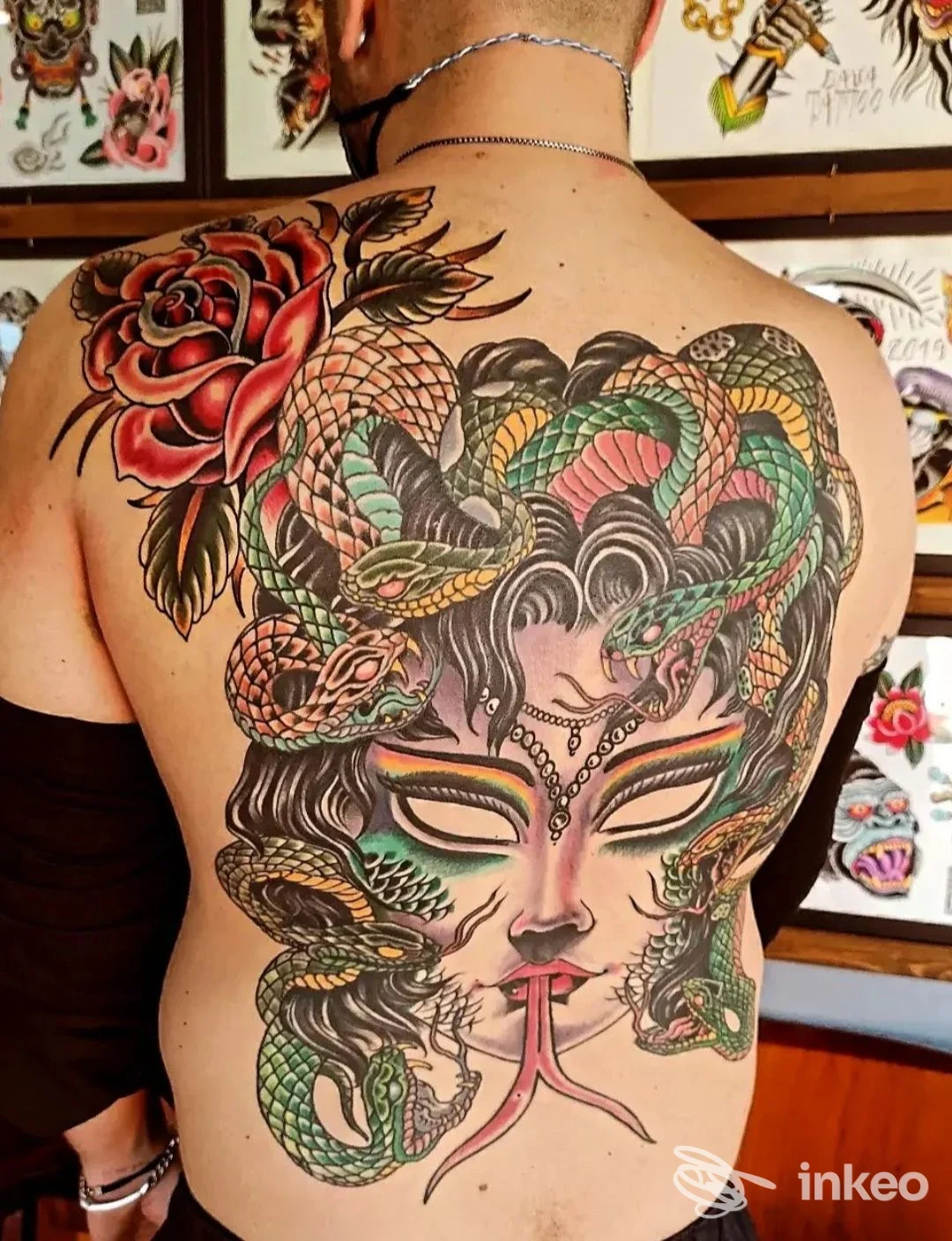Grande tatuaggio colorato a schiena intera stile Medusa con serpenti e rosa, pubblicato dallo studio WHITE SOX tattoo a Massa.