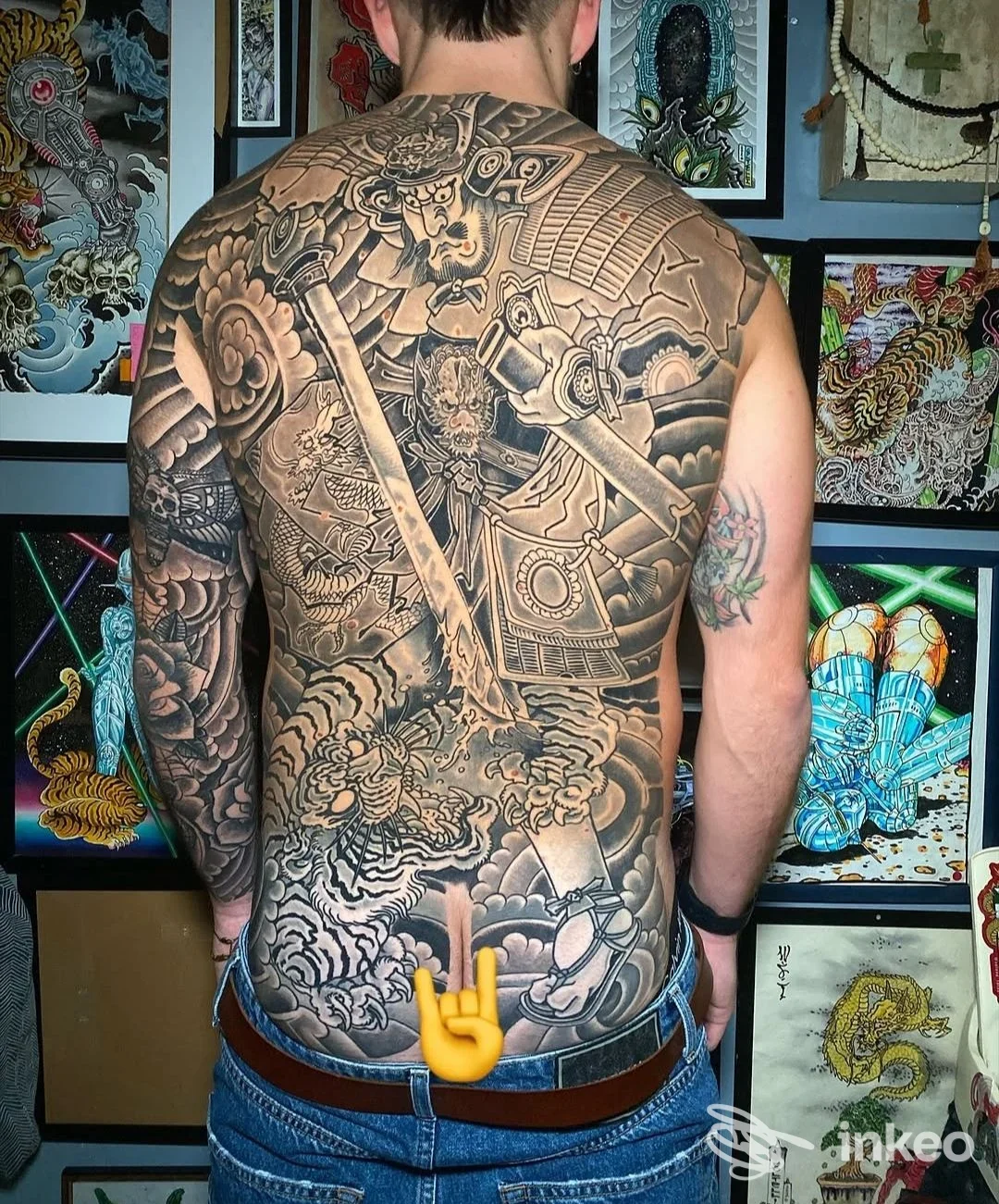 Schiena tatuata a figura intera fotografata nello studio WHITE SOX tattoo a Massa, dettagli in bianco e nero su ampia copertura dorsale.