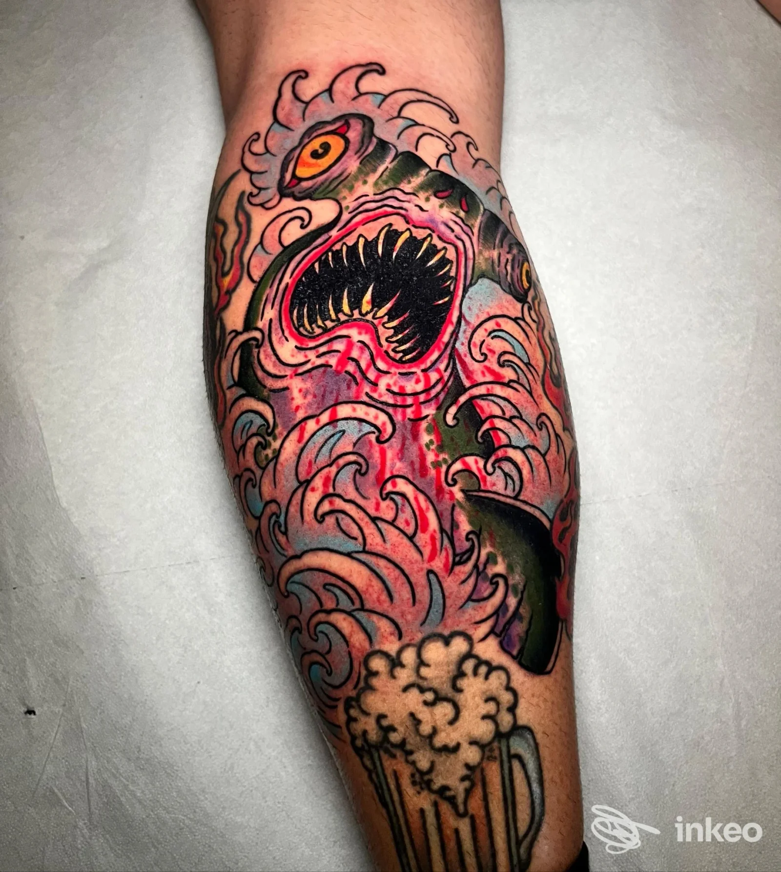 Tatuaggio colorato sul polpaccio con squalo stilizzato, onde e boccale di birra, WHITE SOX tattoo, Massa.