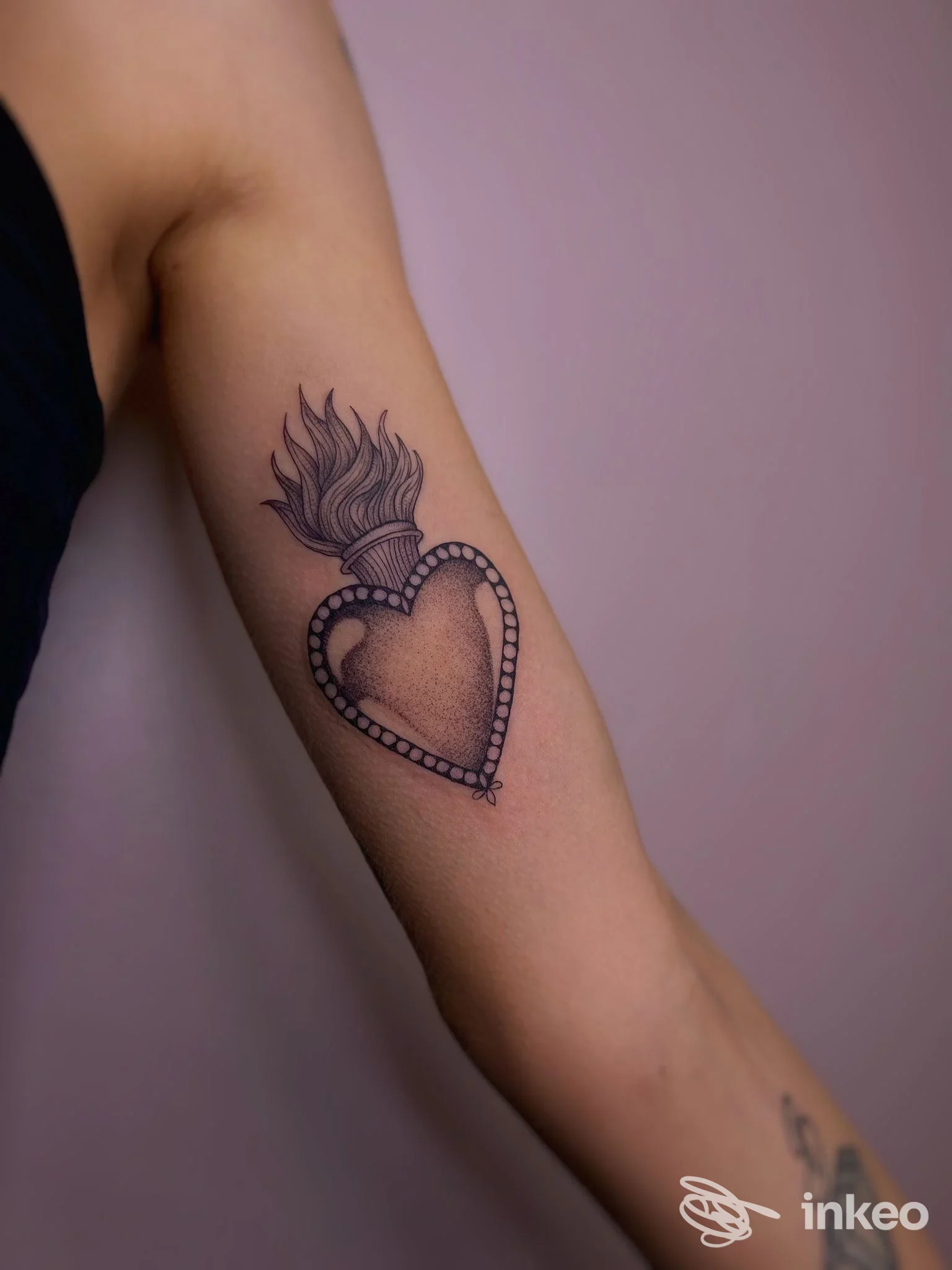 Tatuaggio a cuore fiammante sull'avambraccio, 31 ink Tattoo, Rovereto.