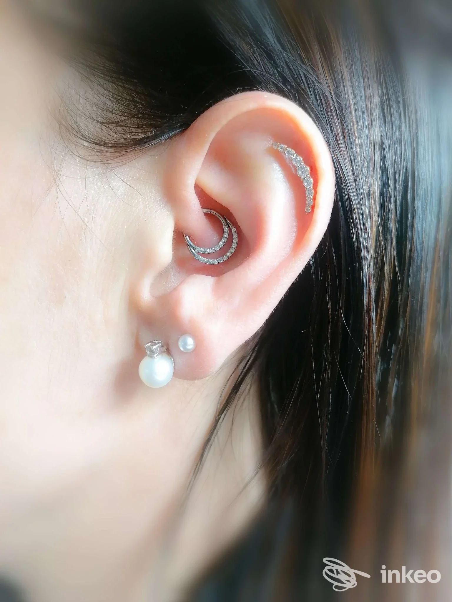 Orecchio con più piercing eseguiti presso Astrid Body Piercing Studio, Bolzano.
