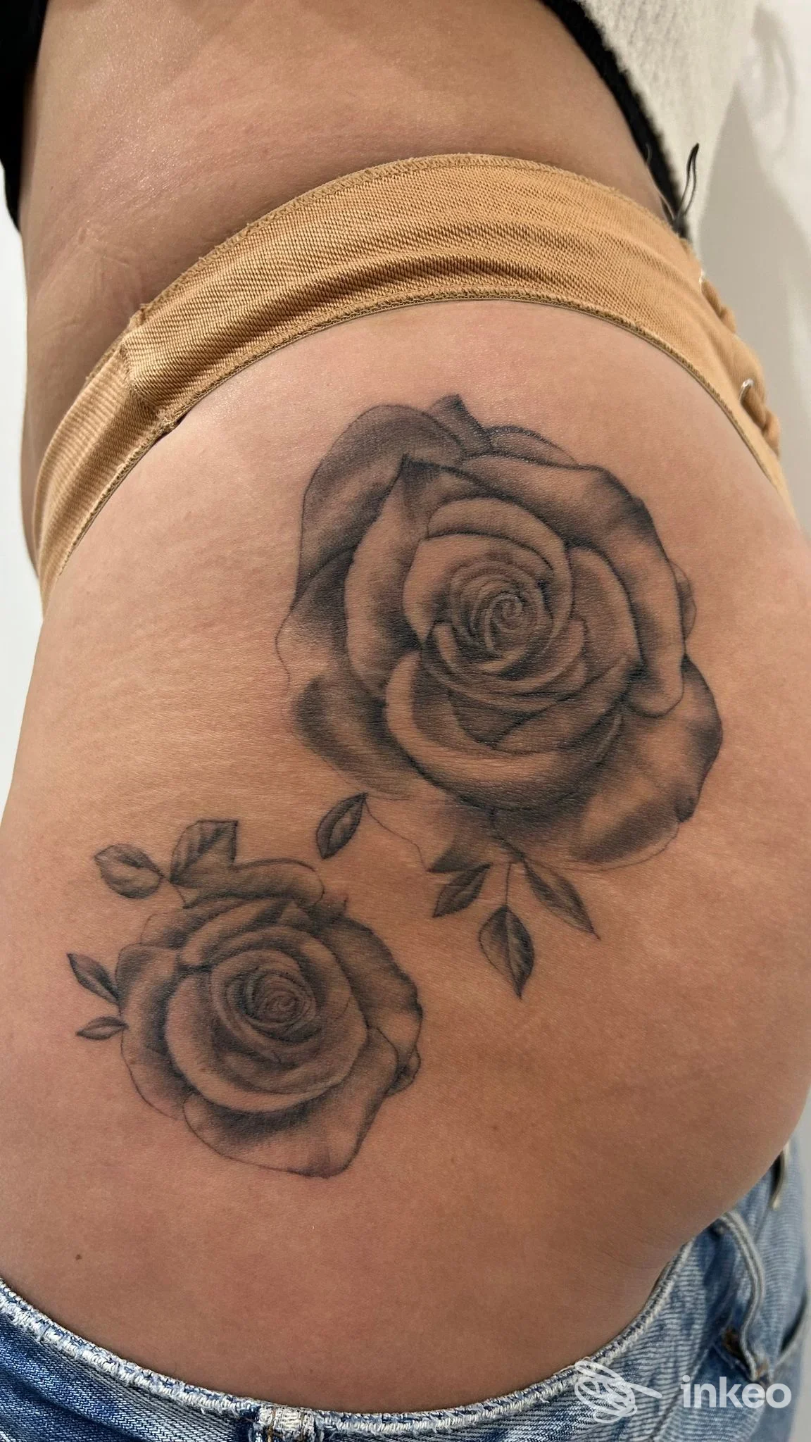 Due rose in bianco e nero tatuate sul fianco; immagine fornita dallo studio Blackpanther Piercing & Tattoo Di Alessandro Mancin, Trento.