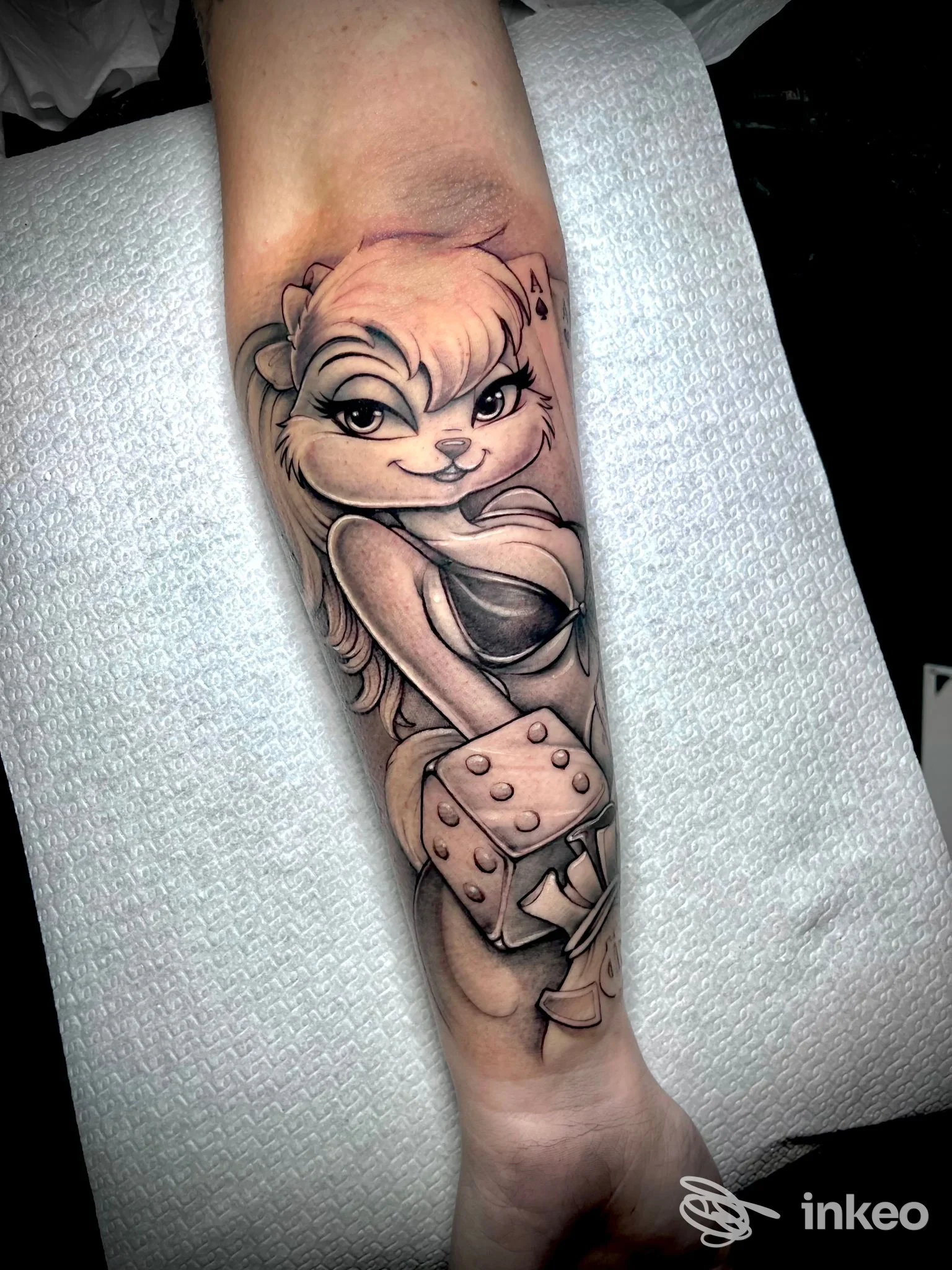 Tatuaggio in bianco e nero di un personaggio femminile sul lato interno dell'avambraccio. Bronx Tattoo, Riva del Garda.