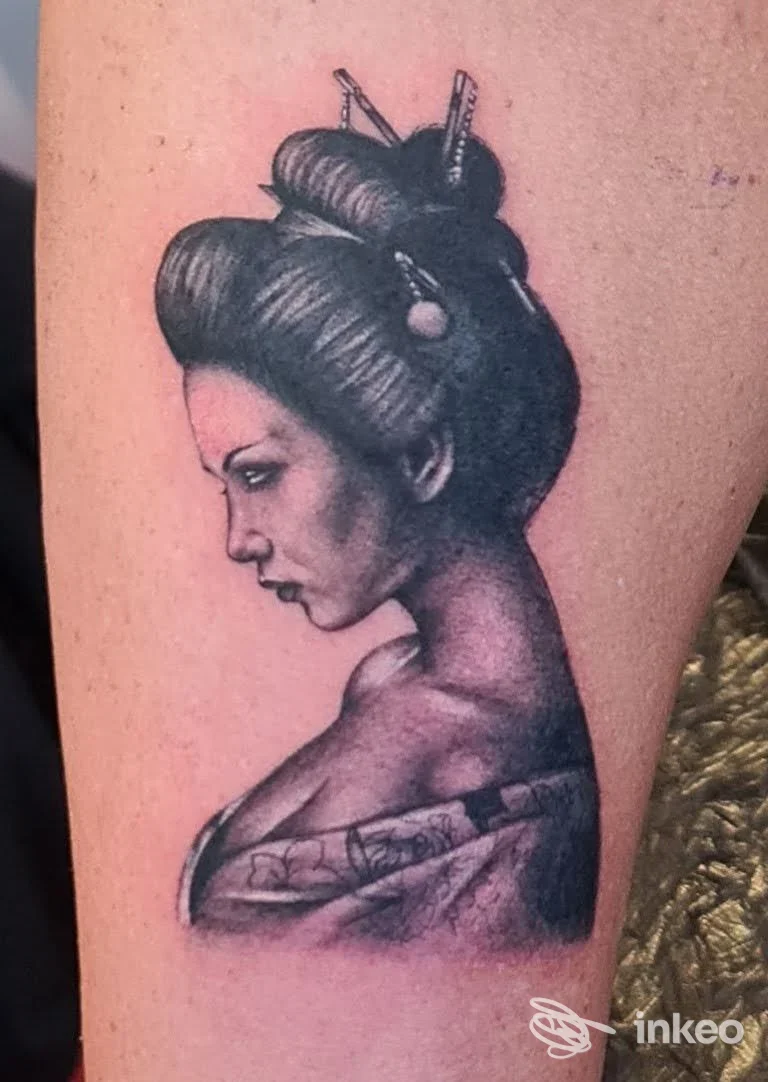 Tatuaggio ritratto in bianco e nero su braccio, Divine Tattoo, Runggaditsch.