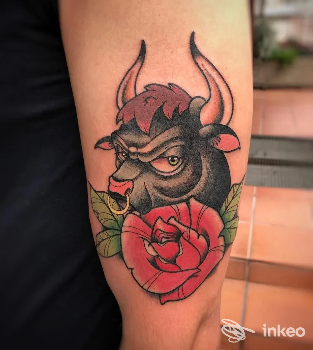Tatuaggio colorato su avambraccio raffigurante testa di toro con rosa realizzato da Absolute Tattoo & Piercing Studio, Riva del Garda.