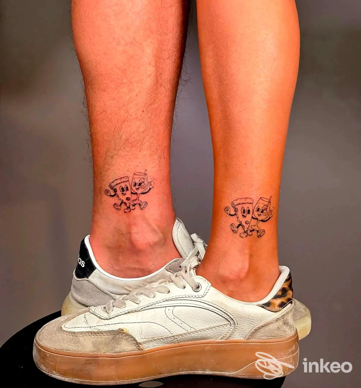 Due caviglie con tatuaggi corrispondenti sopra i malleoli, foto per Absolute Tattoo & Piercing Studio a Riva del Garda.