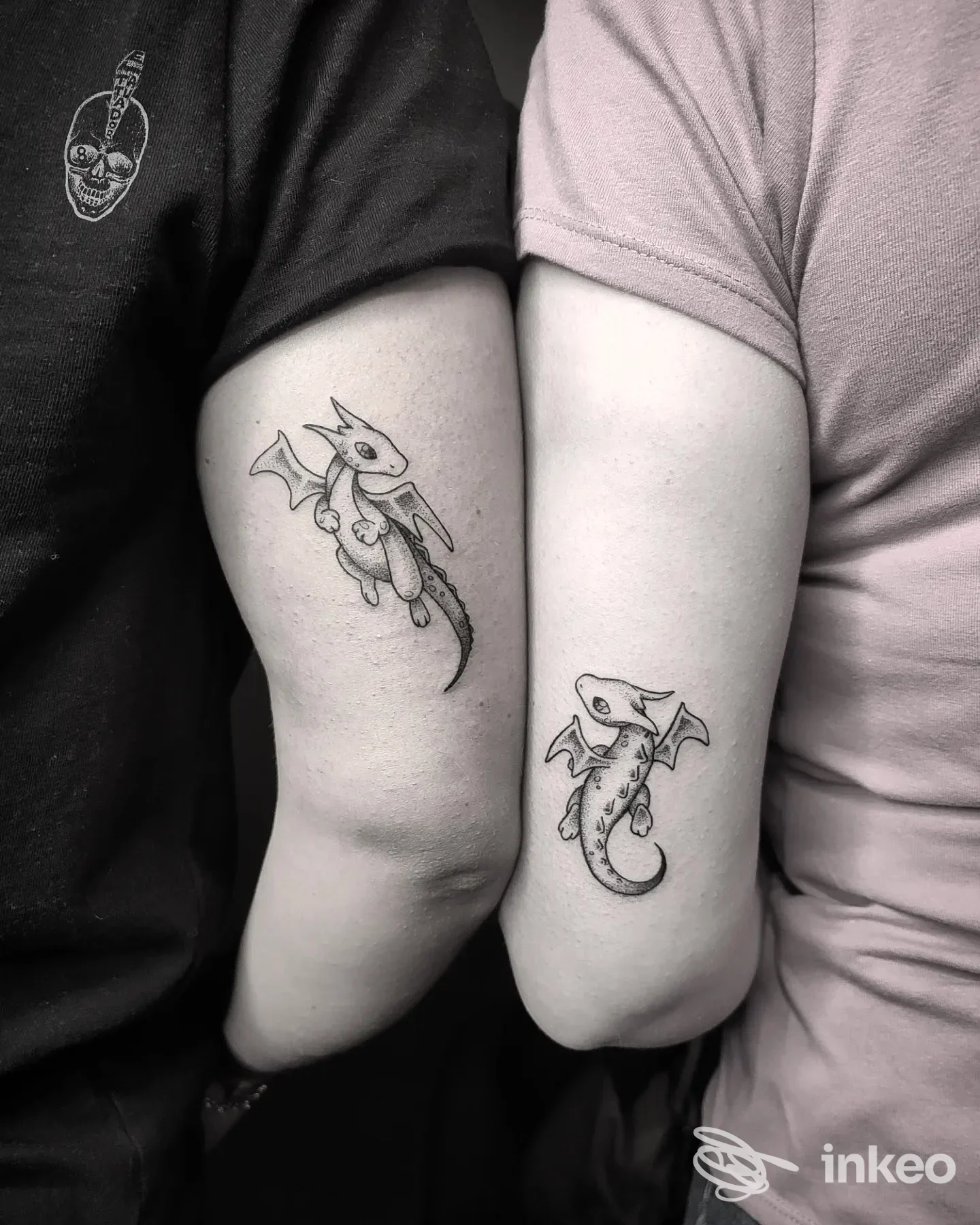 Due braccia con tatuaggi abbinati di piccoli draghi sull'interno del gomito, fotografati nello studio El Tatuador Studio a Mezzolombardo.