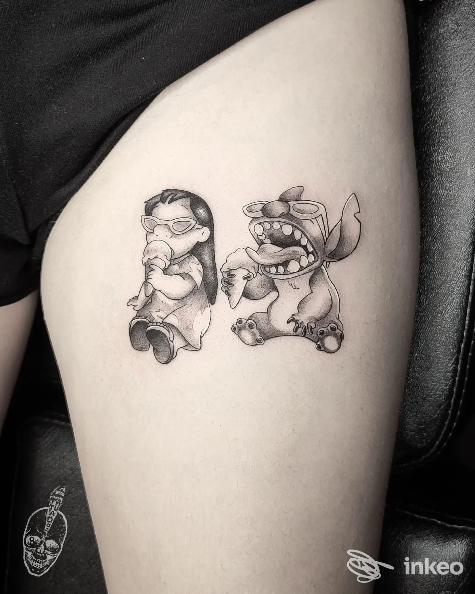 Tatuaggi in bianco e nero su coscia con due personaggi in stile fumetto – El Tatuador Studio, Mezzolombardo.