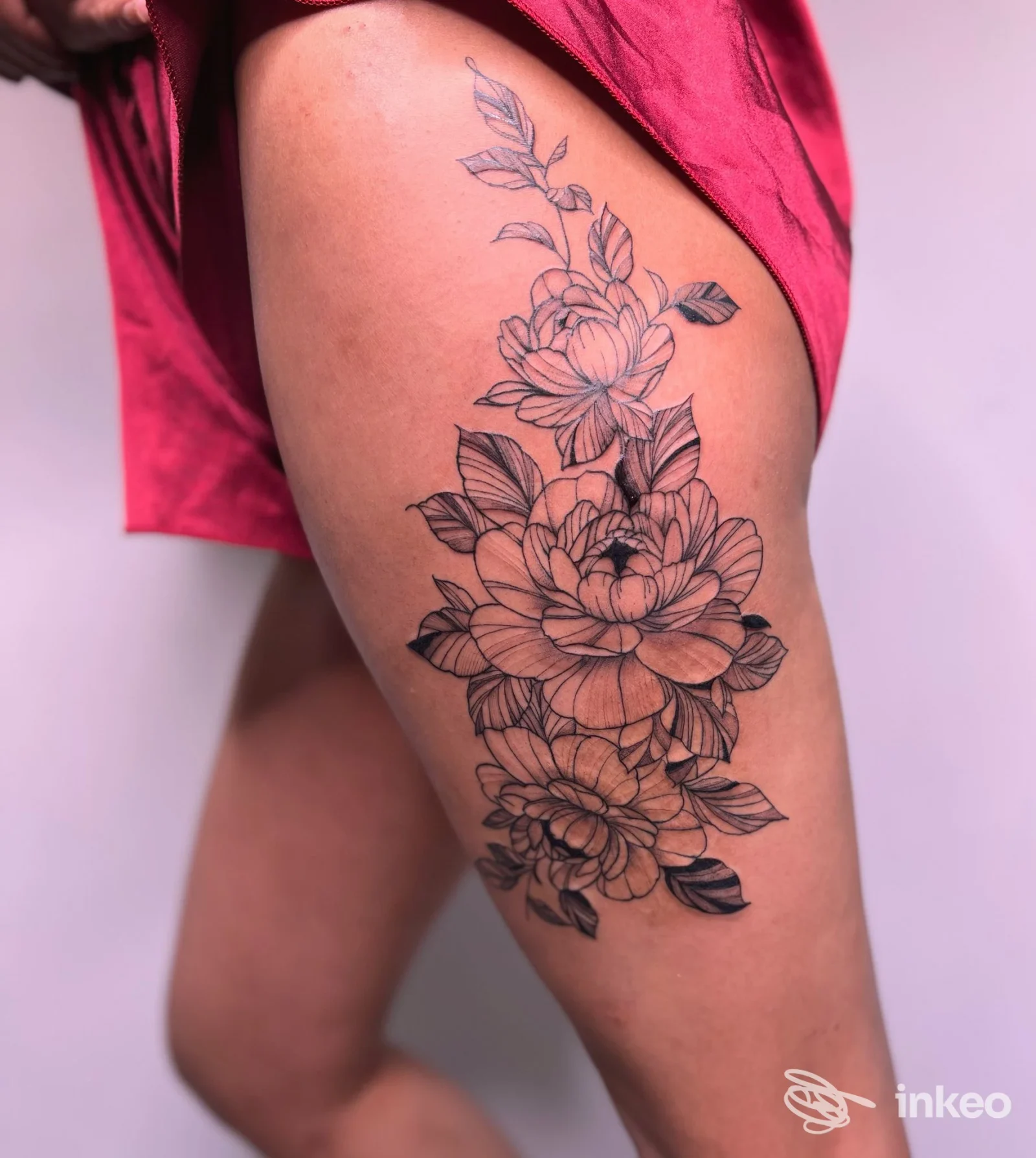 Tatuaggio floreale in bianco e nero sulla coscia, fotografia realizzata per Elli Ink Tattoo a Bressanone.
