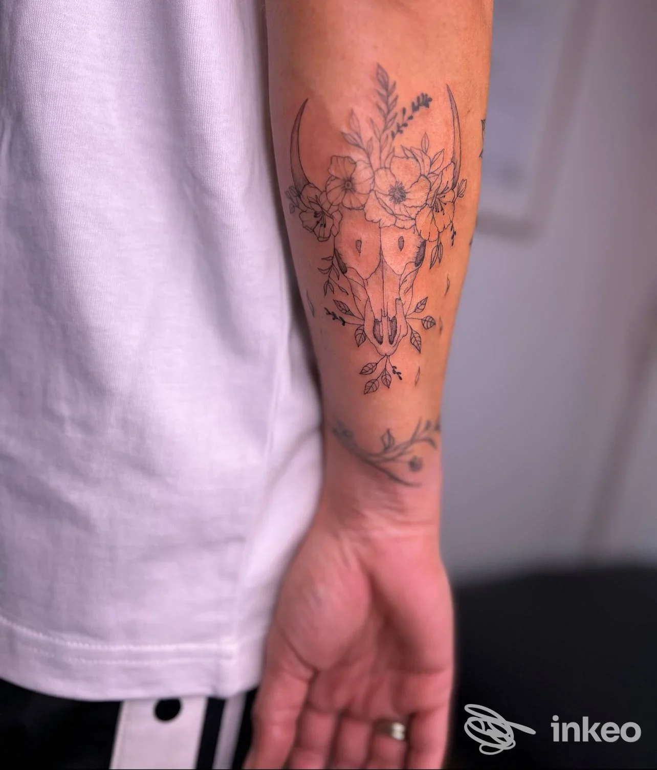 Tatuaggio floreale con teschio stilizzato sull'avambraccio, foto dallo studio Elli Ink Tattoo a Bressanone.