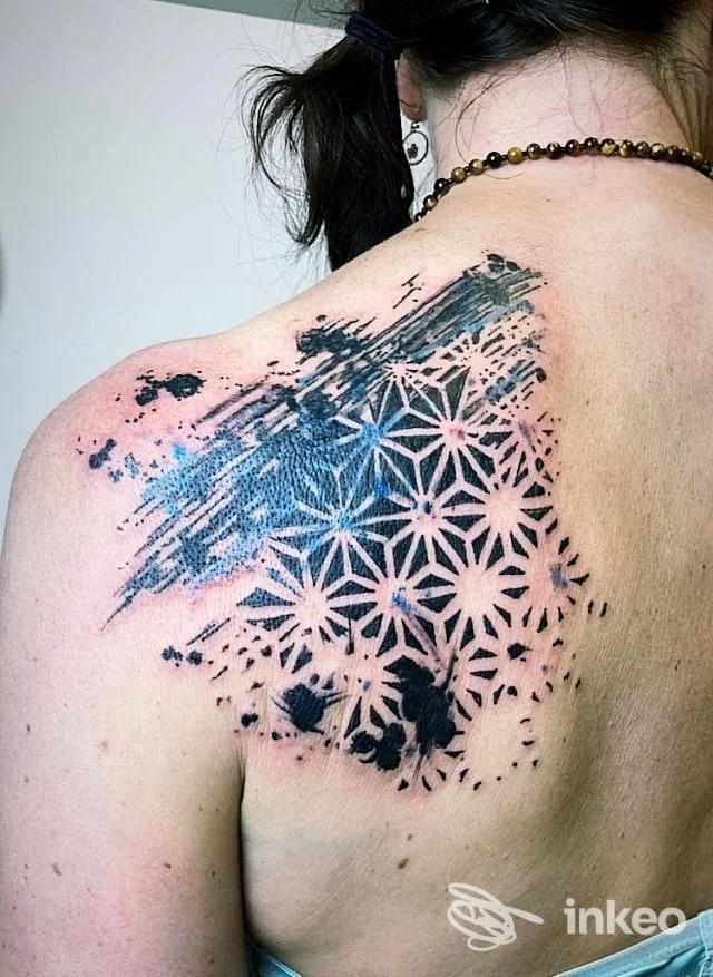Tatuaggio geometrico e brushwork sulla spalla/superiore schiena, scatto in studio di Exodus Tattoo e Piercing, Bolzano.