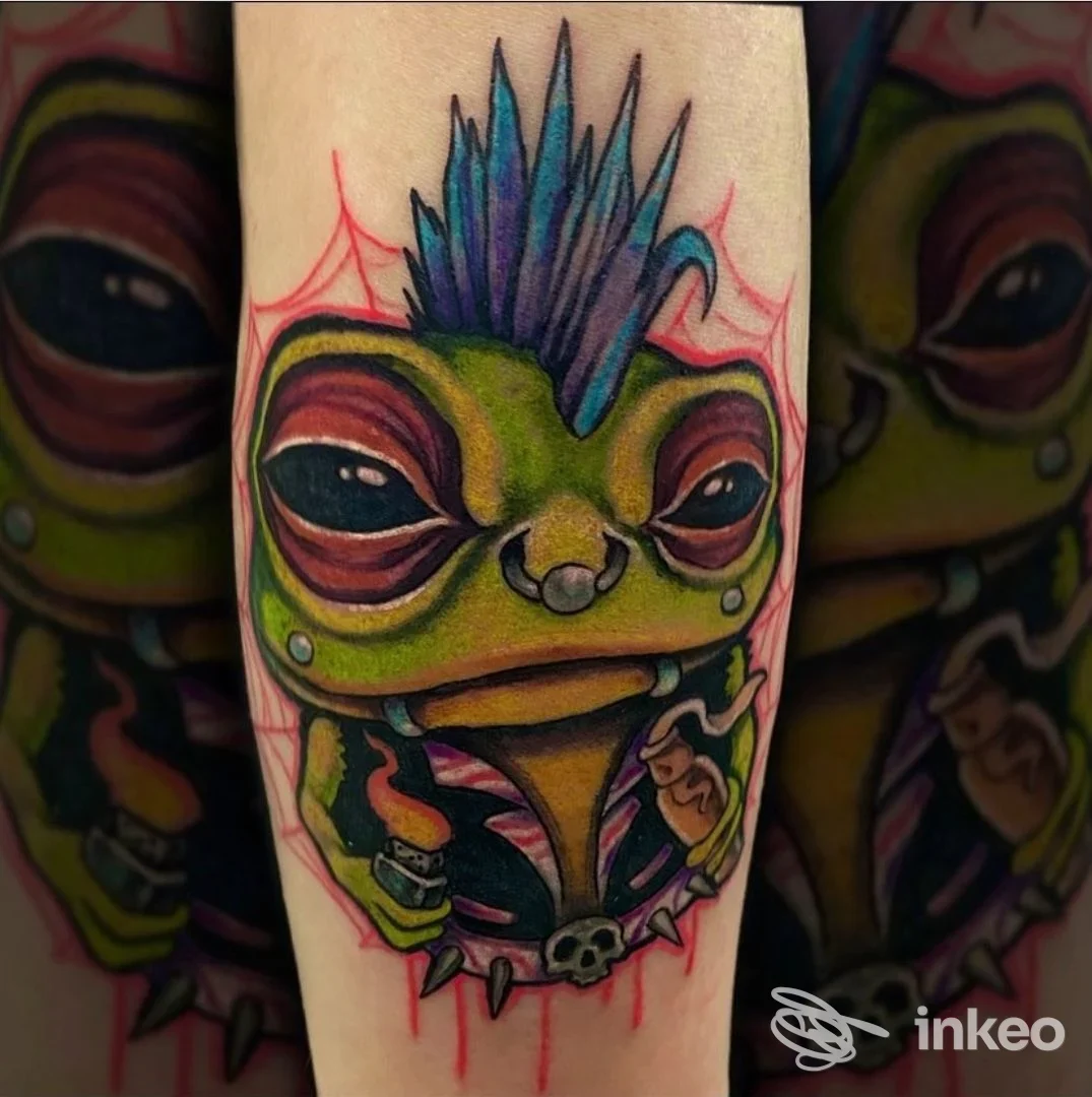 Tatuaggio colorato a tema rana su avambraccio, foto fornita da Exodus Tattoo e Piercing a Bolzano.