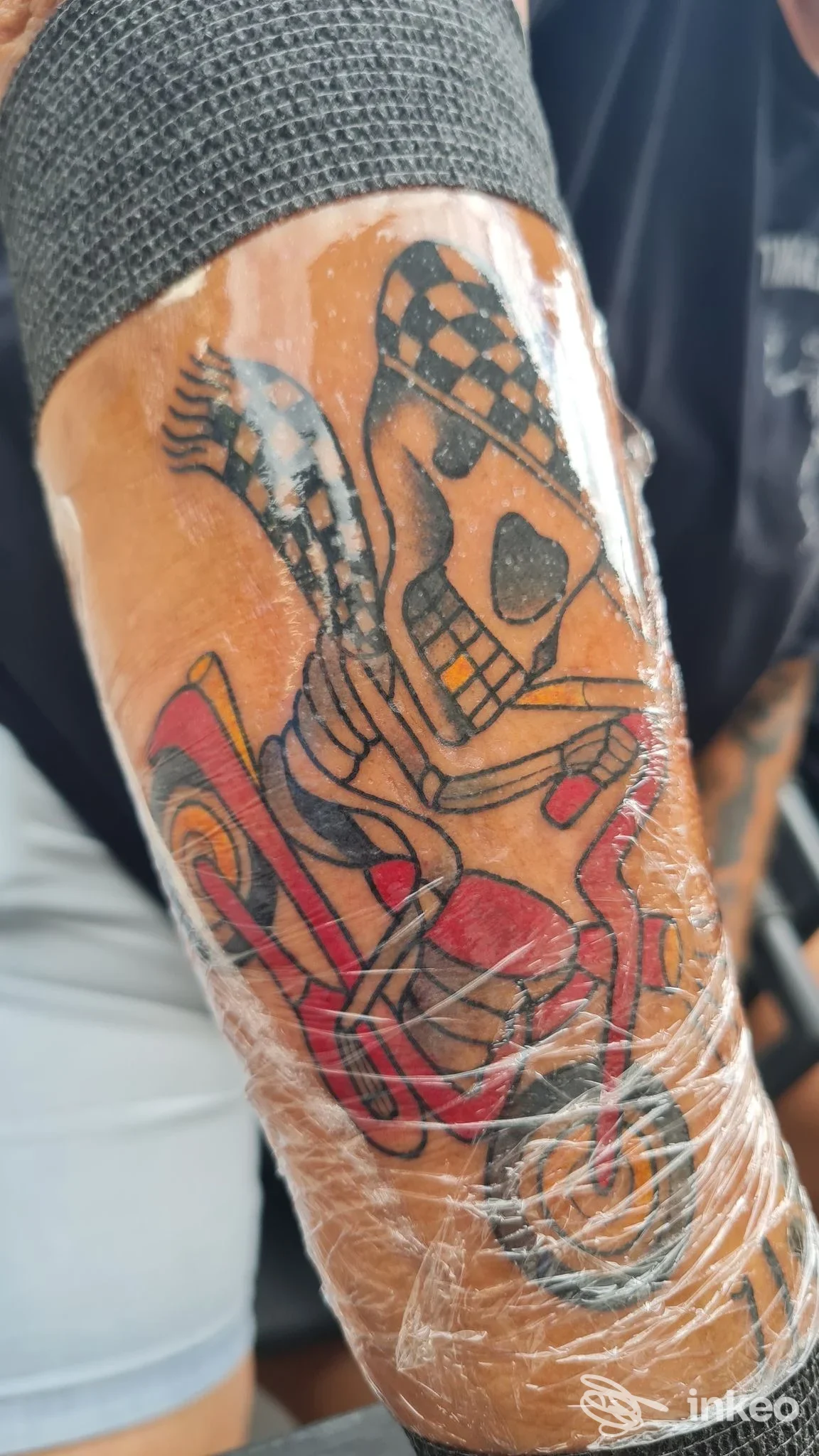 Tatuaggio colorato su avambraccio avvolto in pellicola, Für immer mein Tattoo Shop, Vipiteno.
