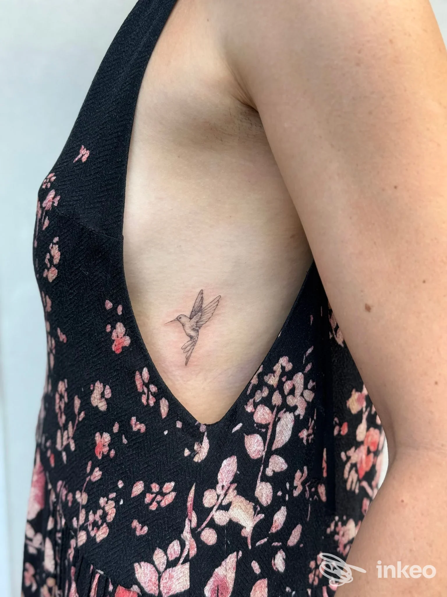 Piccolo tatuaggio di colibrì sul fianco vicino all'ascella. Foto EDL TATTOO, Corvara in Badia.