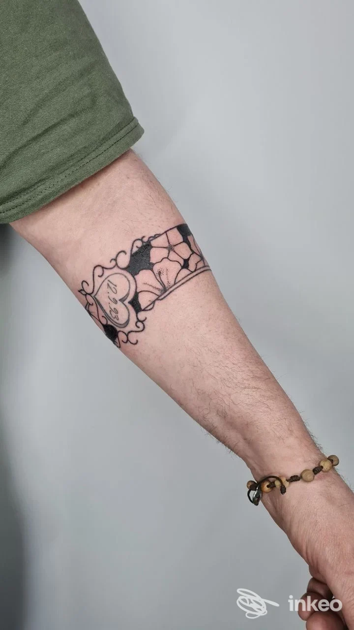 Tatuaggio a fascia in nero sull'avambraccio, foto proposta da Endorphina Tattoo Piercing & Jewelry ad Arco.