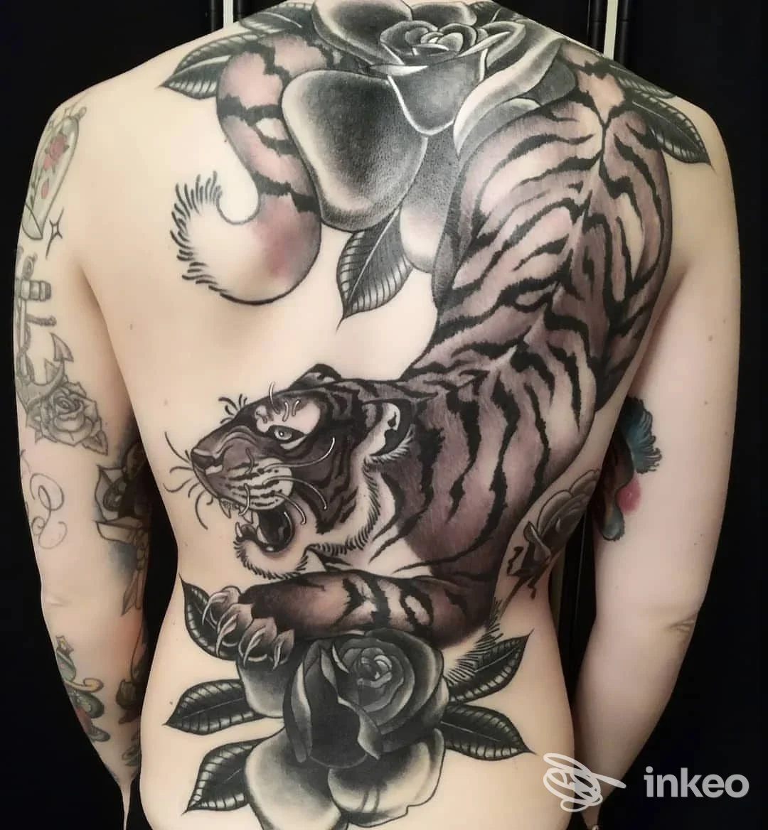 Grande tatuaggio di tigre e rose sulla schiena, foto fornita da Endorphina Tattoo Piercing & Jewelry, Arco.