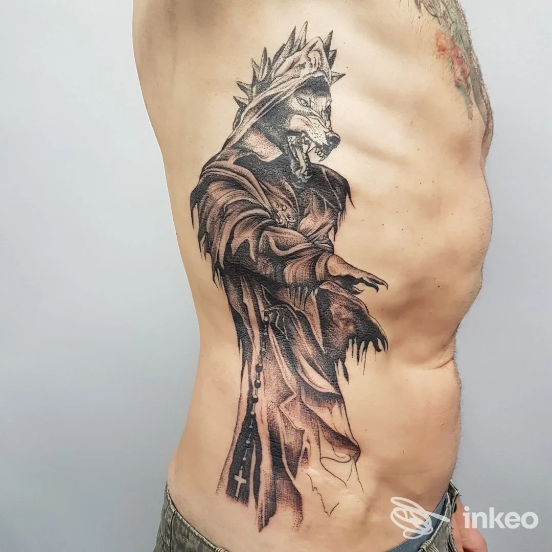 Grande tatuaggio sul fianco raffigurante una figura mannara incappucciata, fotografia fornita da GOLDFINCH TATTOO Castel Ivano.
