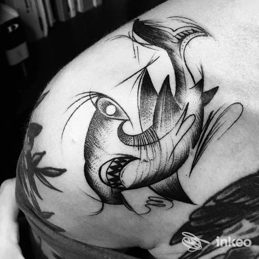 Tatuaggio stilizzato a inchiostro nero sulla spalla, foto inviata da Goldfinch Tattoo a Castel Ivano.