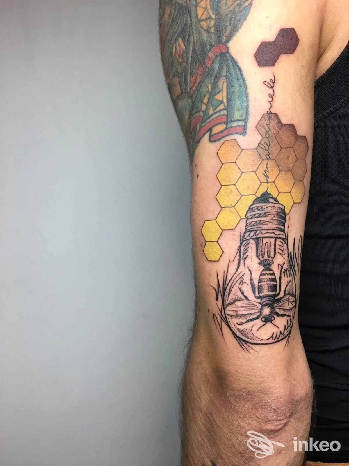 Tatuaggio sul braccio con esagoni gialli e motivo a lampadina, foto inviata da GOLDFINCH TATTOO, Castel Ivano.