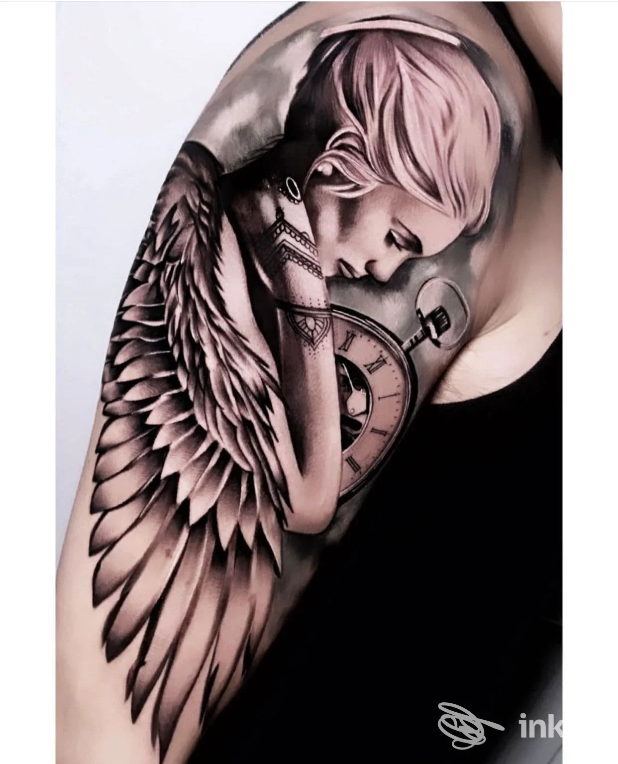 Grande tatuaggio black & grey con angelo, ali e orologio da tasca sul braccio/parte superiore del petto, realizzato da Holy Body Arts Piercing und Tattoo a Merano.