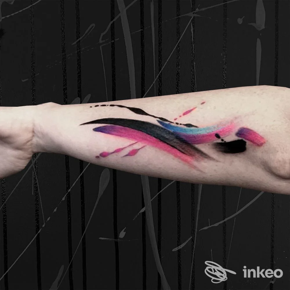 Tatuaggio astratto a pennellate colorate sull'avambraccio sinistro, foto per Hirsch Concept Store a Pinzolo.