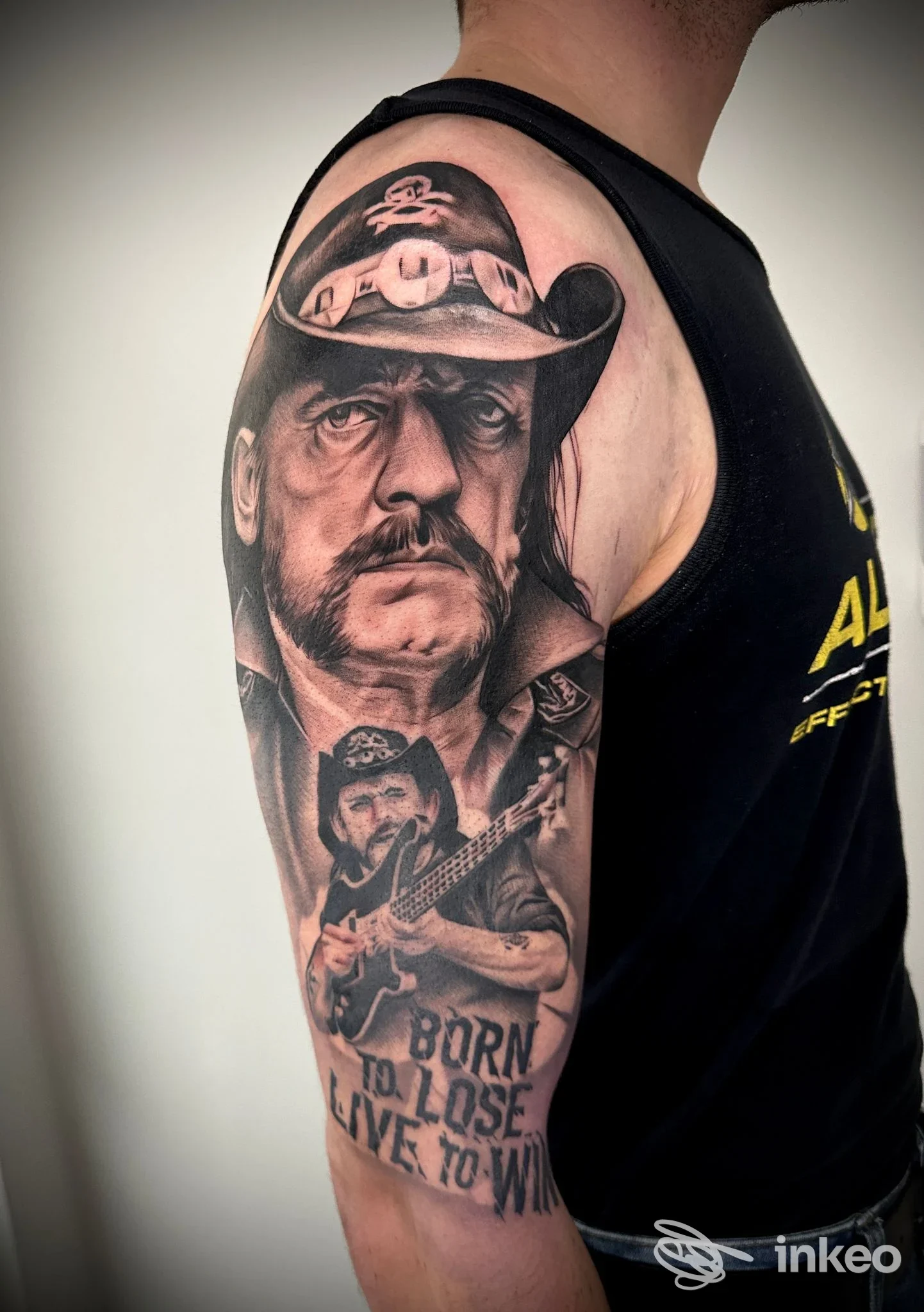 Tatuaggio realistico a mezza manica su braccio superiore, foto dallo studio Infamous Tattoo a Campo Tures.