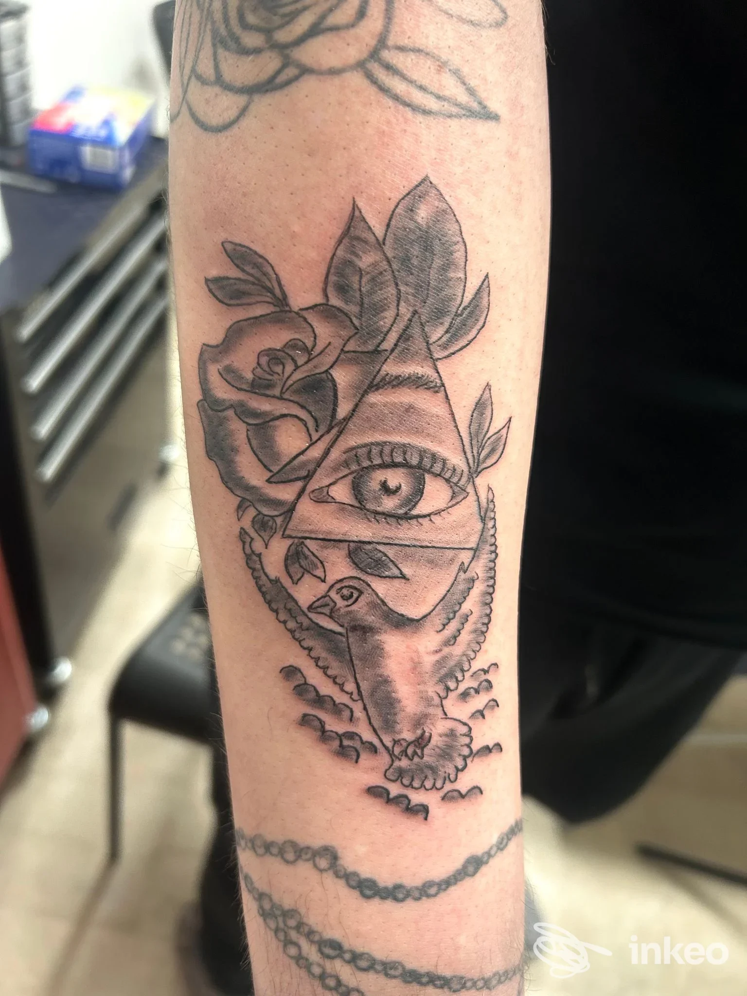 Tatuaggio black & grey su avambraccio con occhio nel triangolo, rosa e uccello — Jack Art - Tattoo & Piercing, Laives.