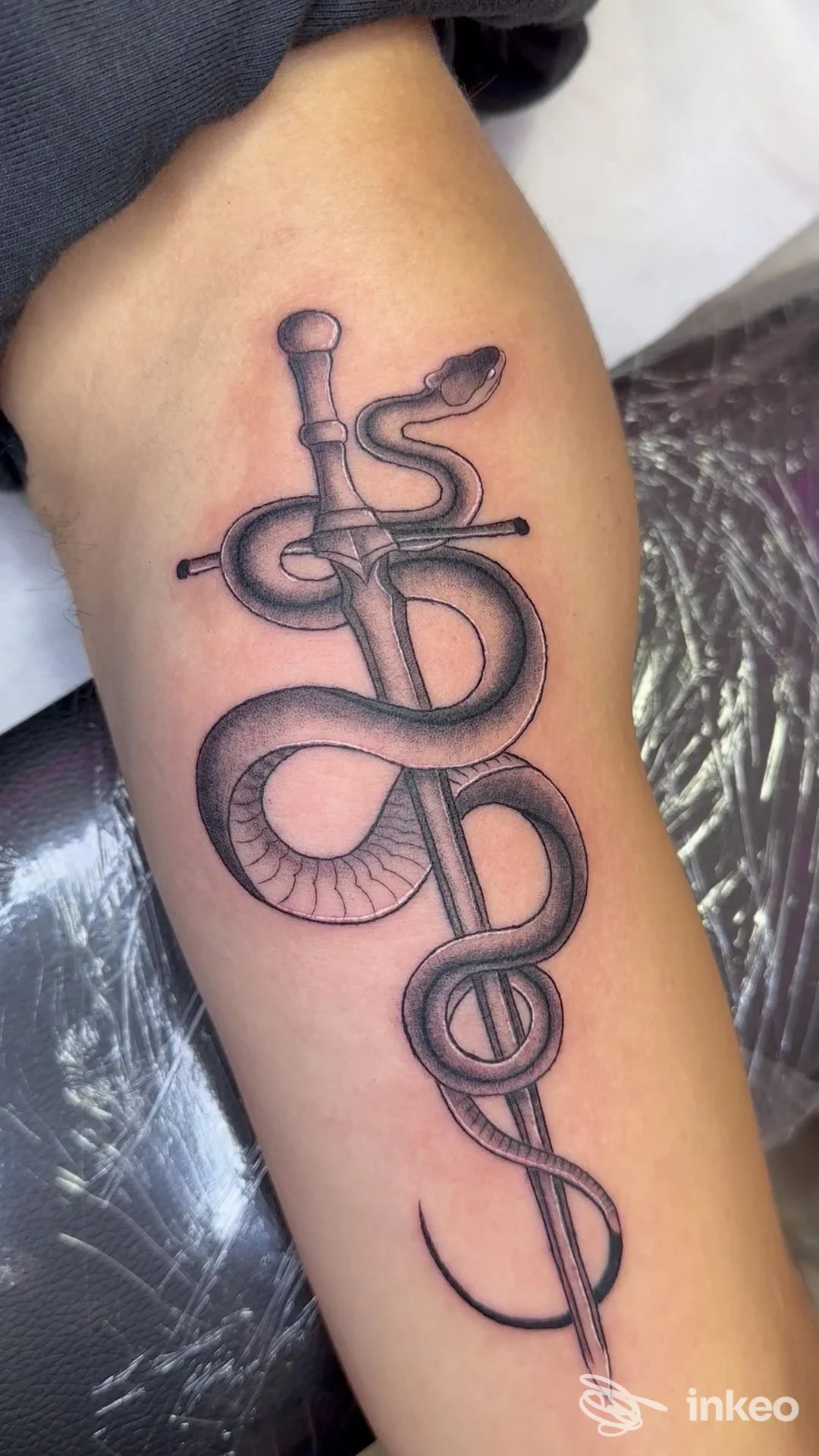 Tatuaggio su avambraccio: un serpente avvolto intorno a una spada. Foto inviata da La Ceres Tattoo, Levico Terme.