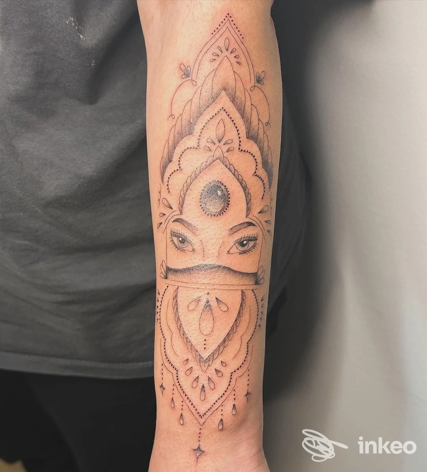 Tatuaggio ornamentale a puntinato sull'avambraccio realizzato da La Ceres Tattoo a Levico Terme, dettaglio degli occhi centrali.