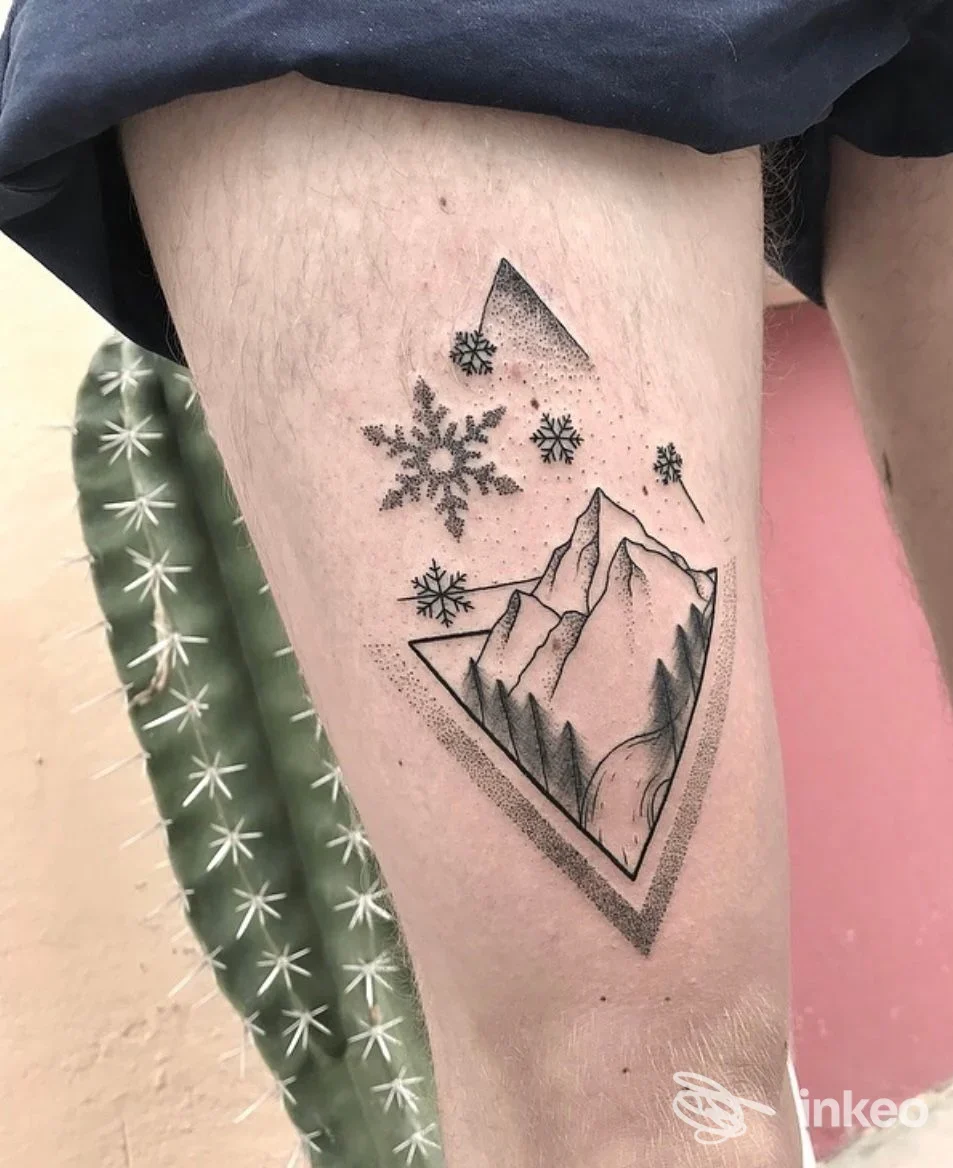 Tatuaggio montagna e fiocchi di neve sulla coscia — La Maggie Tattoo Studio, Primiero San Martino di Castrozza.