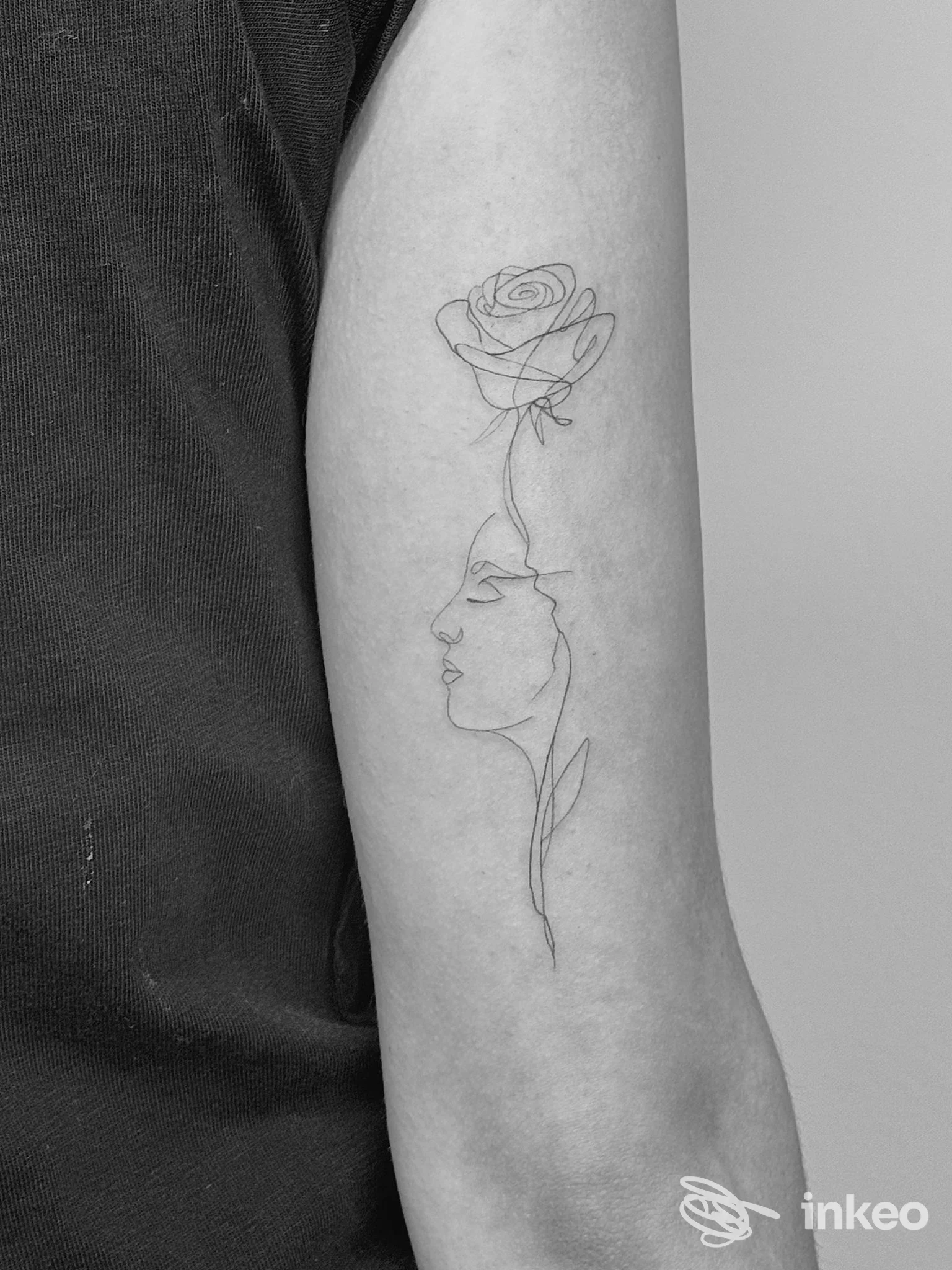 Tatuaggio lineare a profilo e rosa sull'avambraccio interno, Lux Tattoo & Piercing Studio, Rovereto.