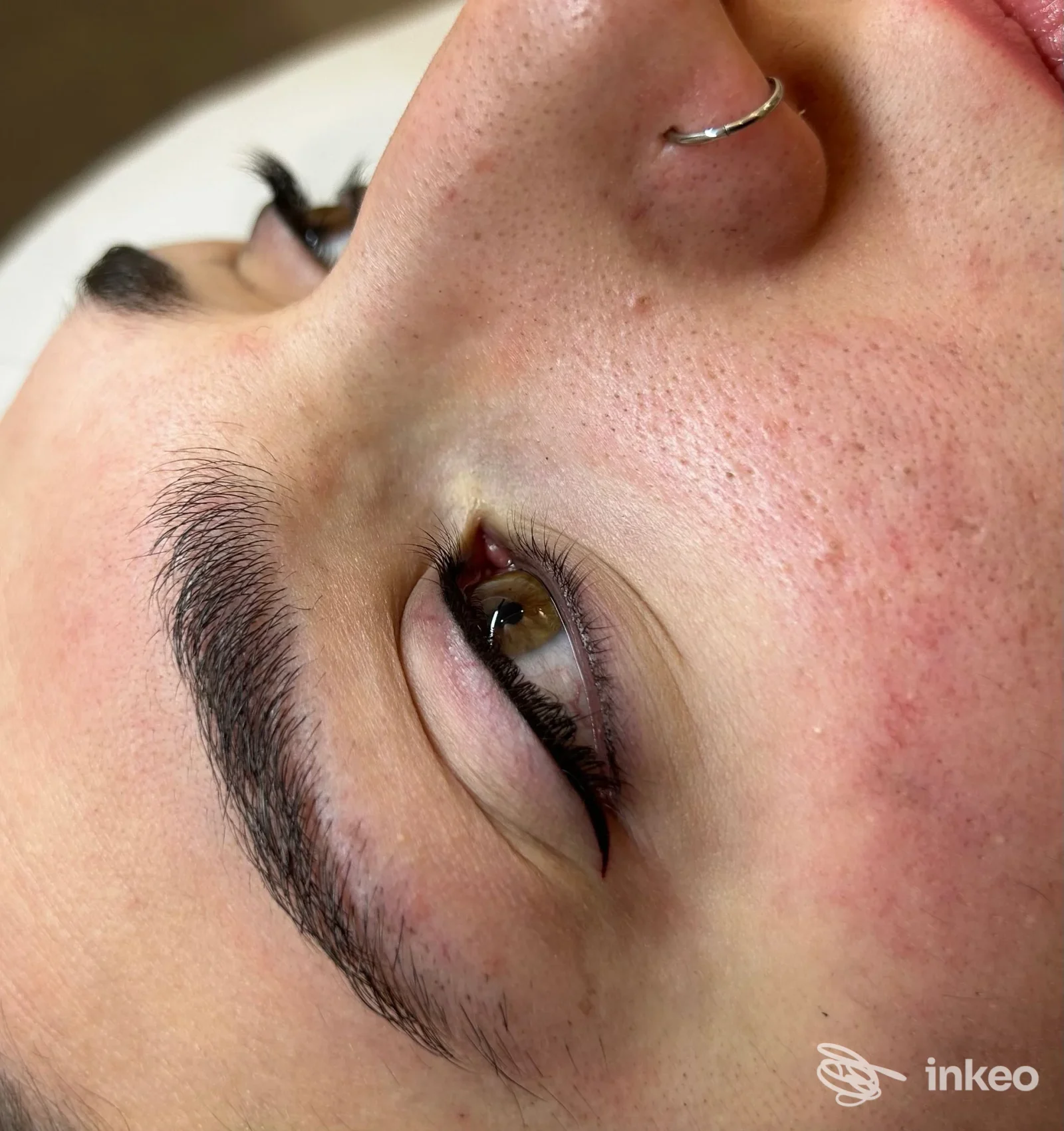 Sopracciglio pigmentato visibile su pelle in primo piano, studio Arasi Erika a Cogliate, tattooing/pigmentazione permanente delle sopracciglia.