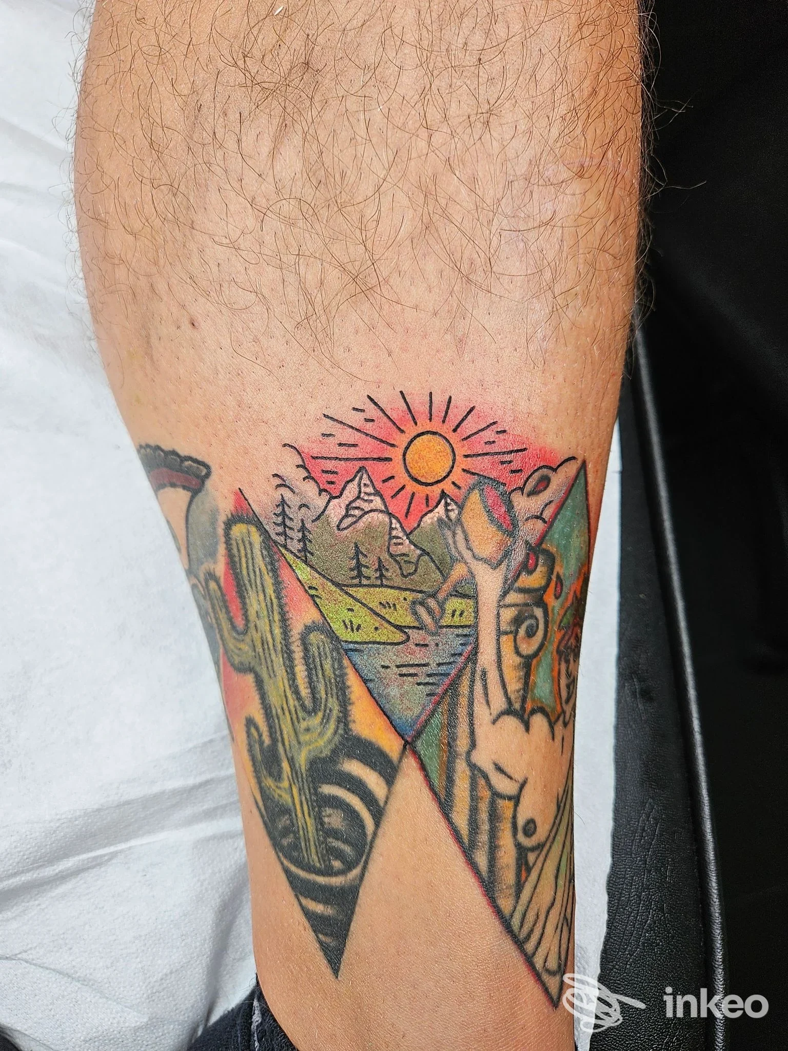 Tatuaggio a colori su avambraccio con paesaggio montano stilizzato, foto per Mea Culpa Tattoo Studio, Riva del Garda.