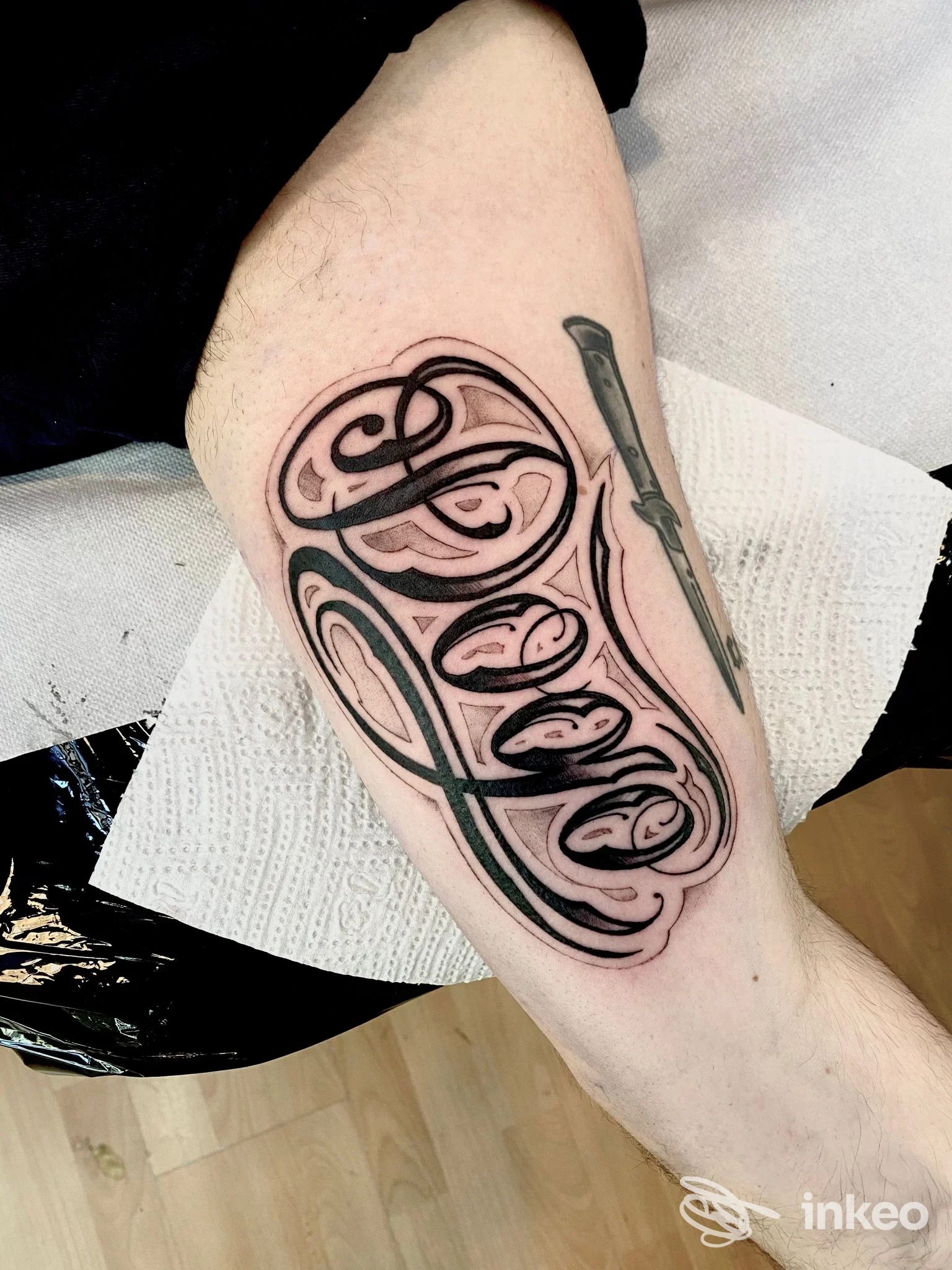 Tatuaggio lettering nero sull'avambraccio interno realizzato da Mea Culpa Tattoo Studio a Riva del Garda.