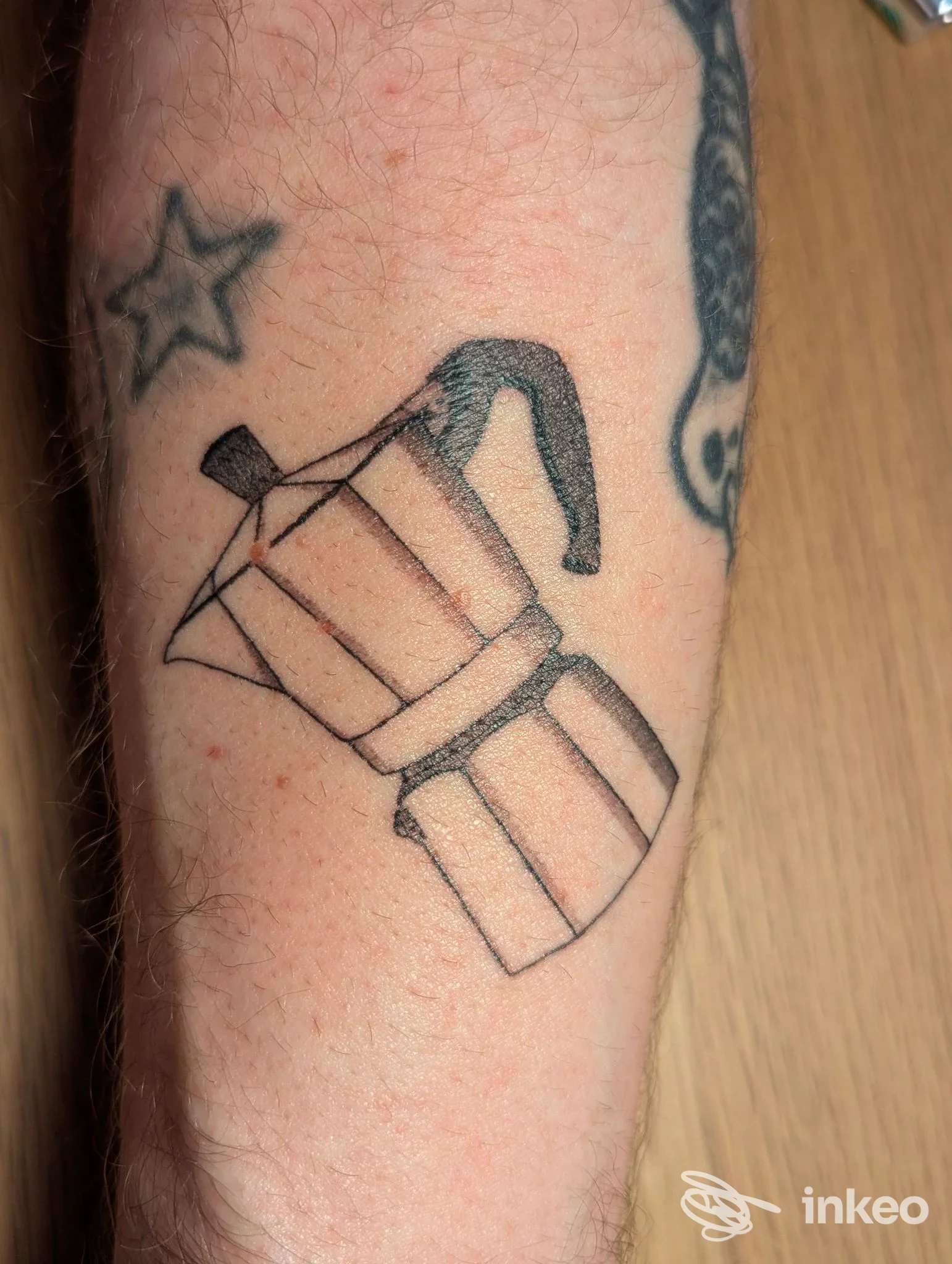 Tatuaggio di una caffettiera moka sull'avambraccio, fotografia del lavoro eseguito da Moonshine Tattoo Borgo a Borgo Valsugana.