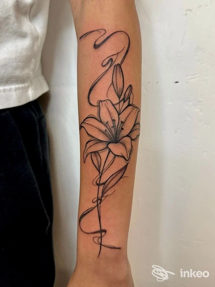 Tatuaggio linework di un giglio in inchiostro nero sull'avambraccio, foto portfolio di Enfasi tattoo a Mollaro.