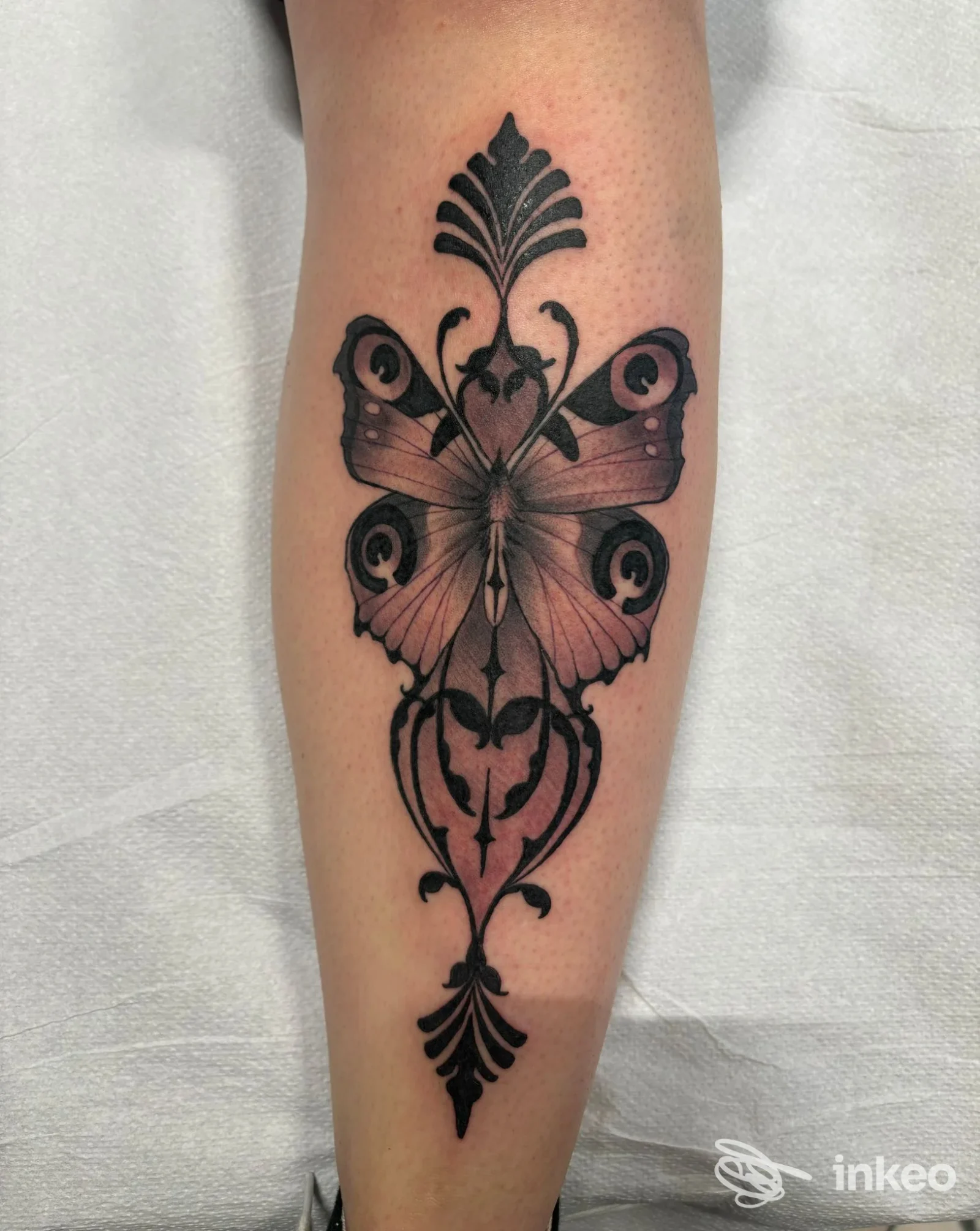 Tatuaggio farfalla ornamentale sull'avambraccio, eseguito da La Montanara Tatuata a Borgo Valsugana.
