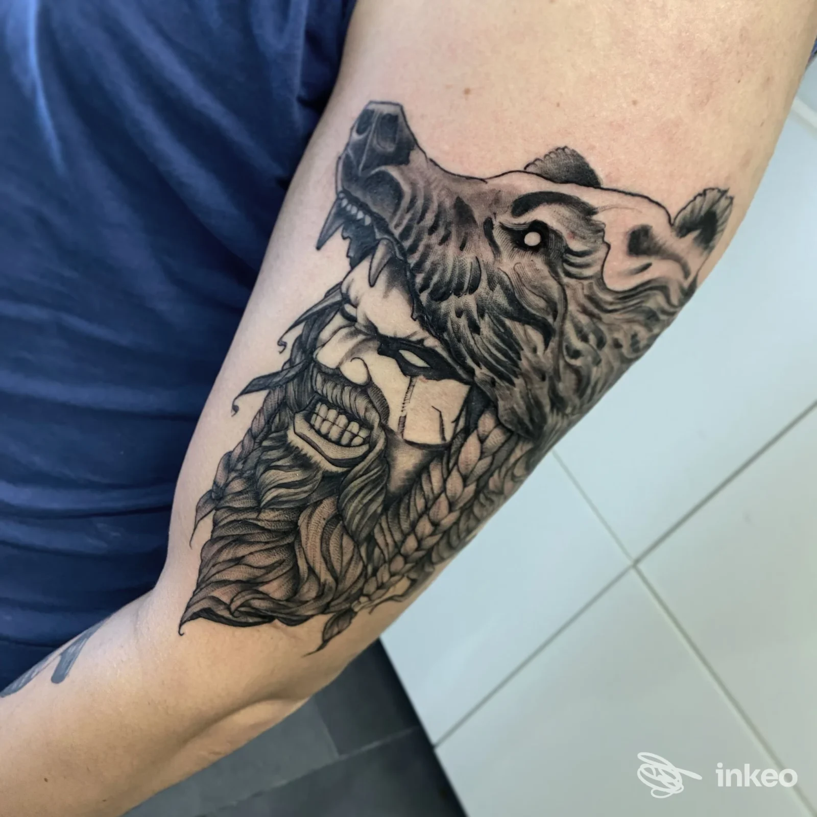 Tatuaggio black & grey su avambraccio con volto barbuto e testa d'orso, Little Ink Tattoo Studio, Rovereto.
