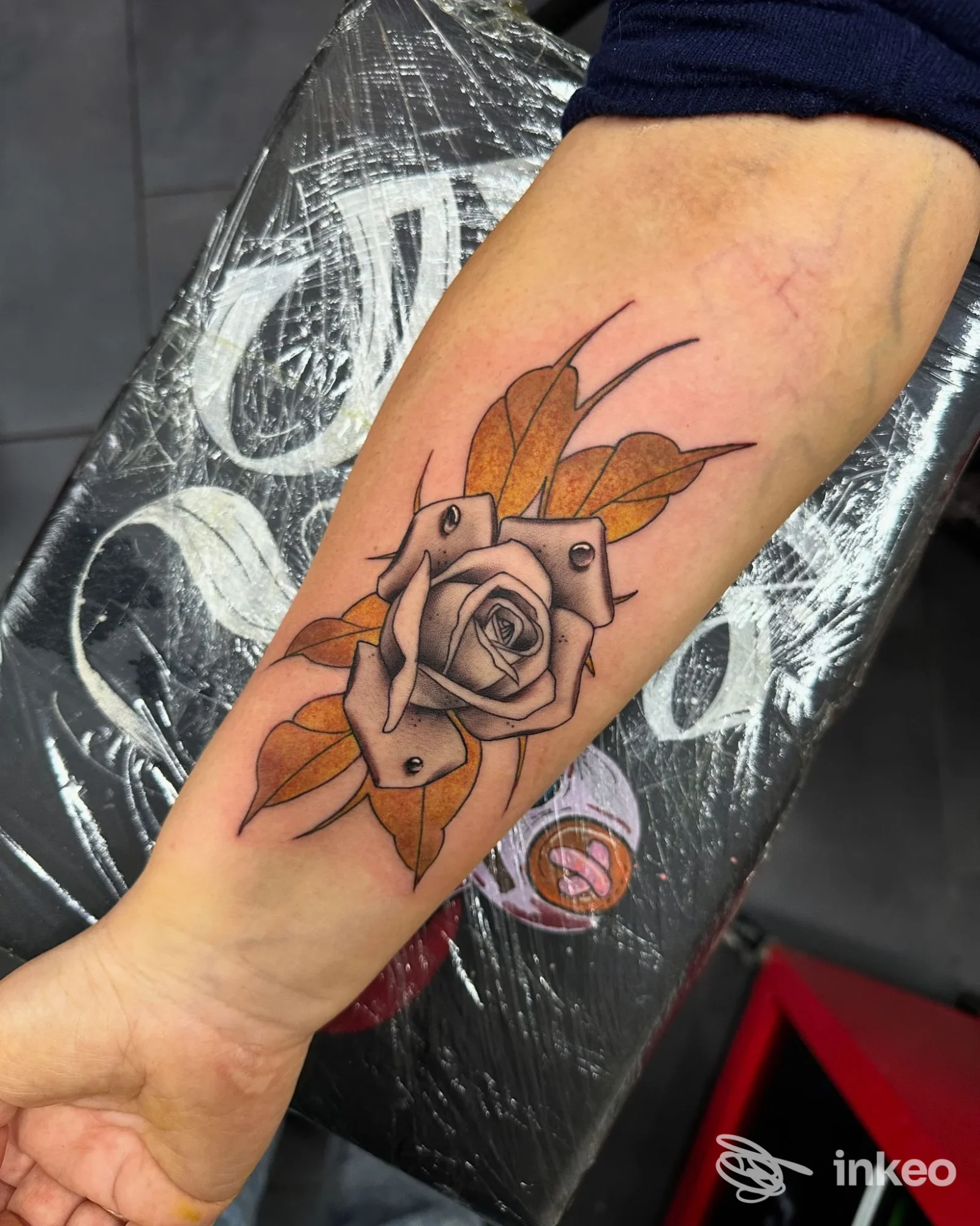 Tatuaggio di una rosa con foglie ocra sull'avambraccio, Little Ink Tattoo Studio, Rovereto.