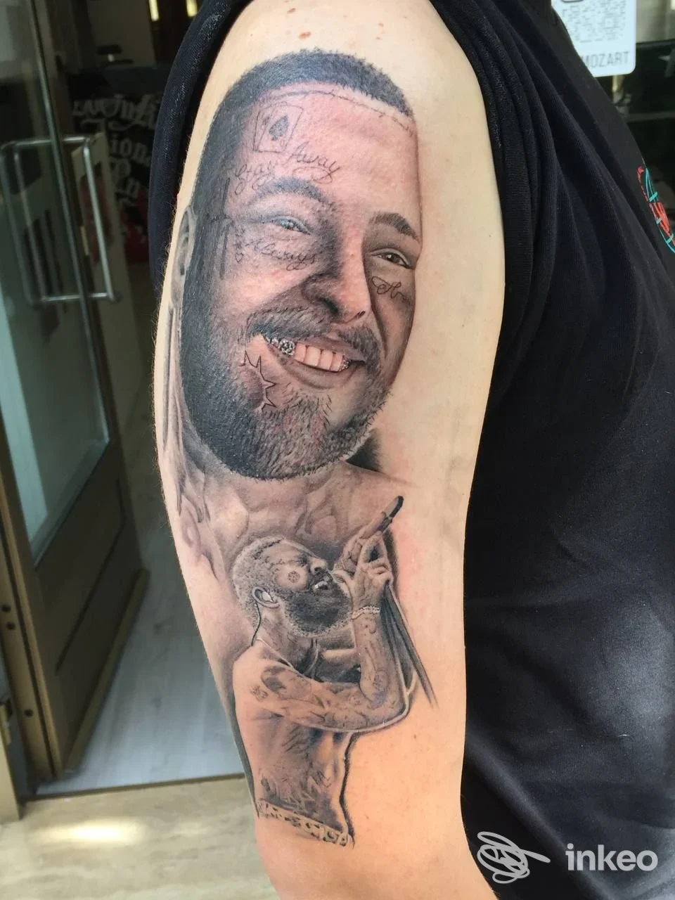 Tatuaggio realistico in bianco e nero con due ritratti sul braccio superiore, foto dallo studio MozArt Tattoo & Piercing a Merano.