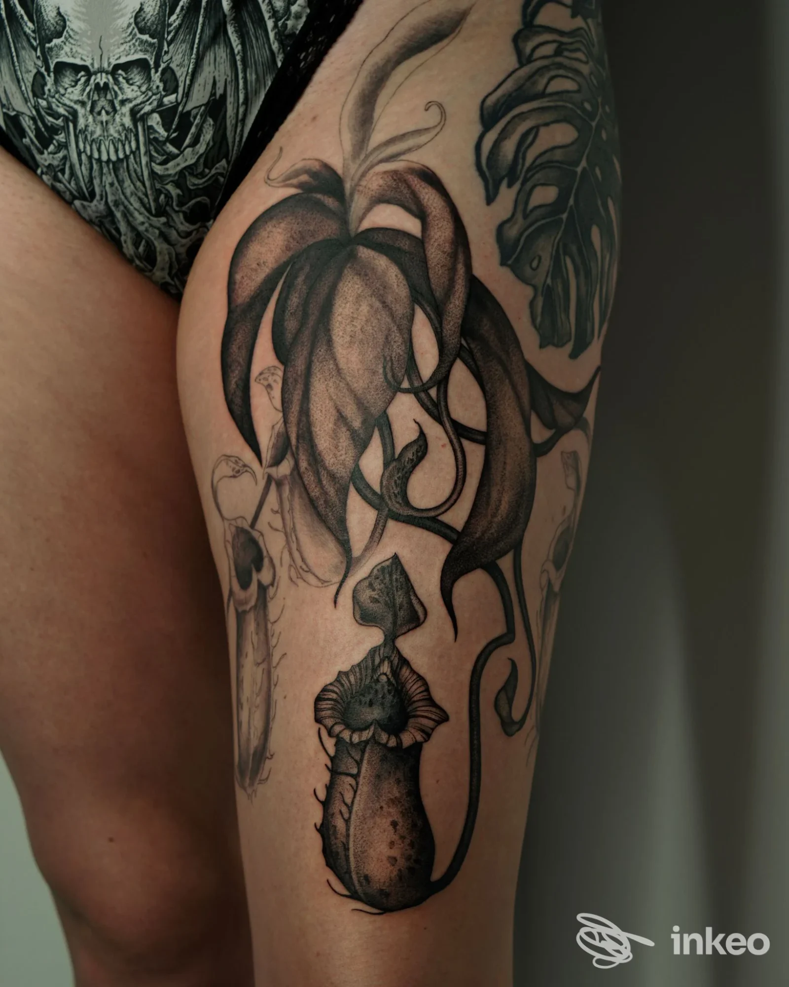 Tatuaggio black & grey sulla parte esterna della coscia, dettaglio del lavoro su pelle. No Name Tattoo Studio - Tatuaggi, Trento.